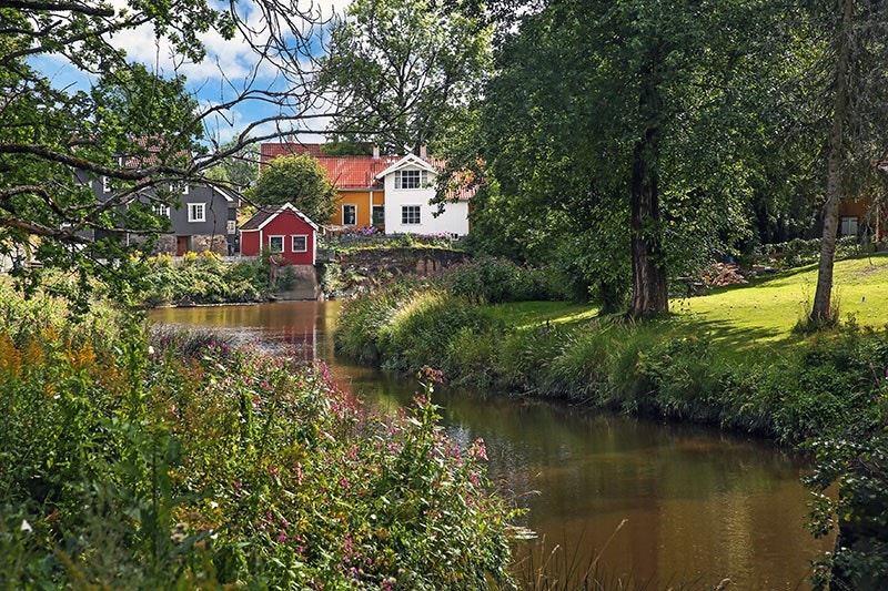 Hølen har en sjarmerende elv som renner ned til Son.jpg Galleribilde