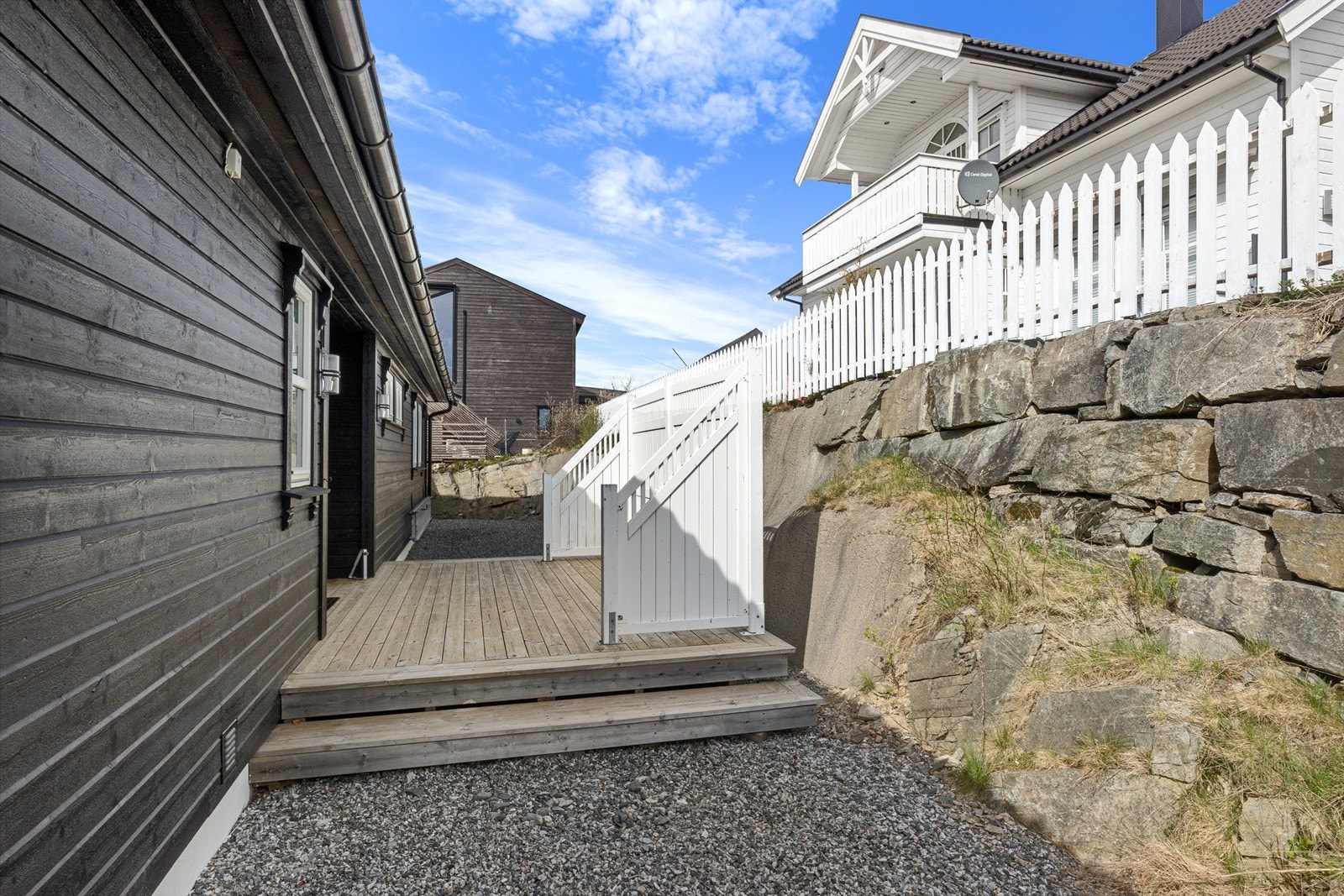 Det er flere uteplasser på eiendommen. Galleribilde