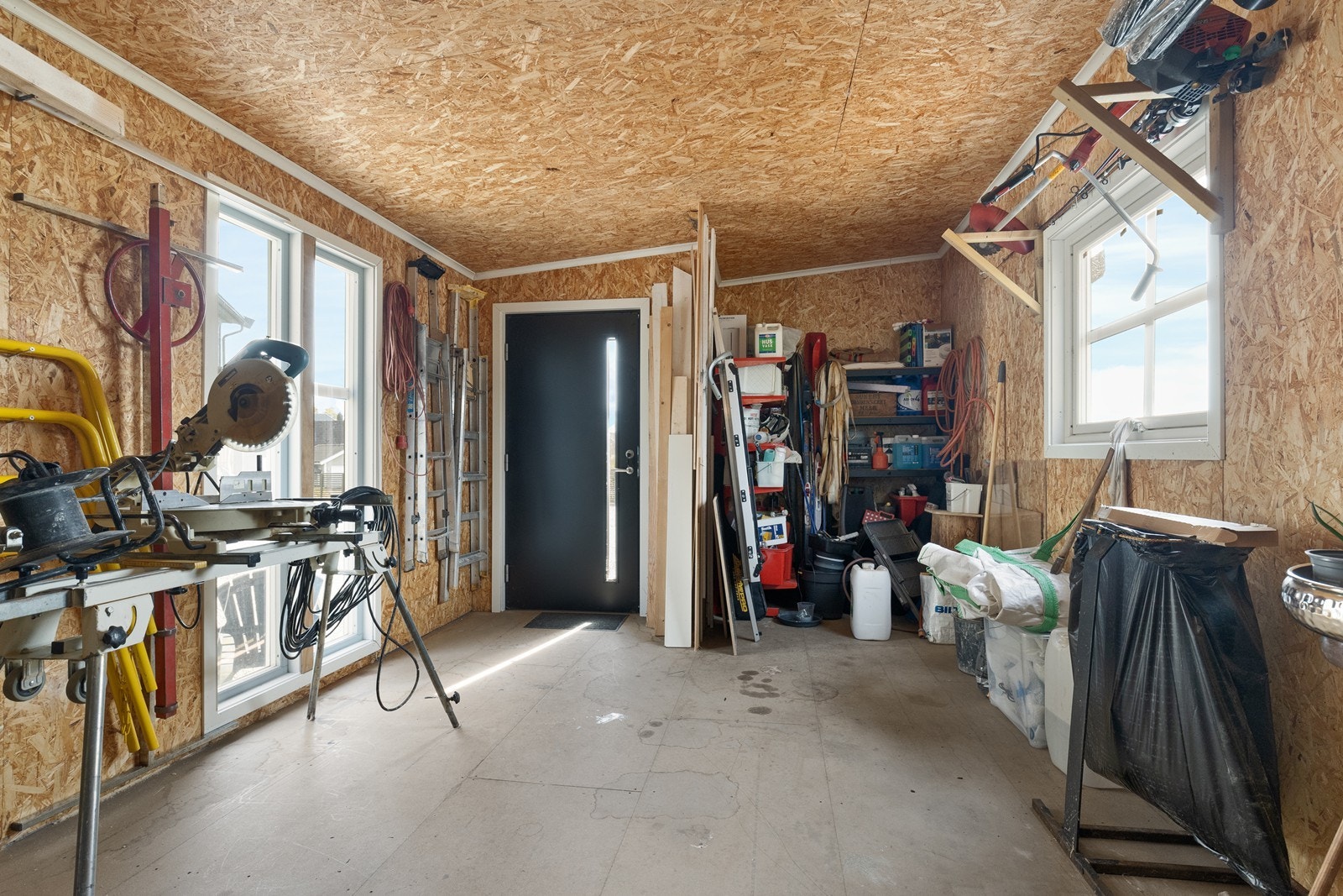 Uteboden har et innvendig bruksareal på 20 kvadratmeter, ideelt for verksted eller oppbevaring. Galleribilde