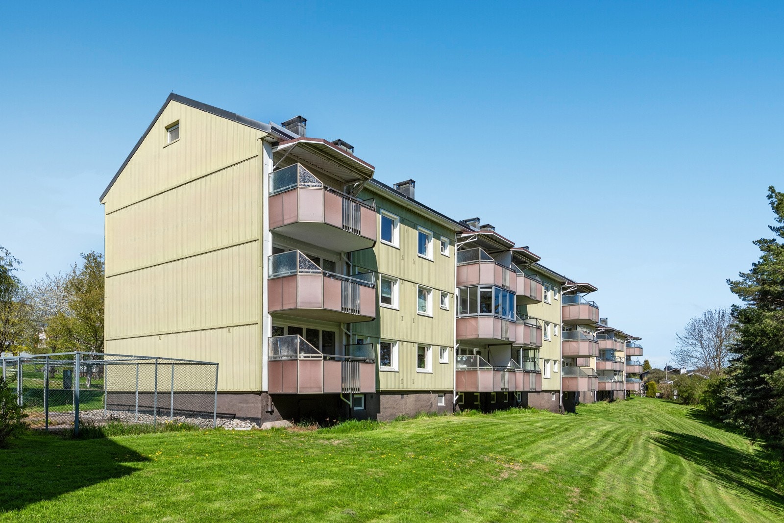 Leiligheten ligger fint til med store og fine grøntområder rundt blokkene. Galleribilde