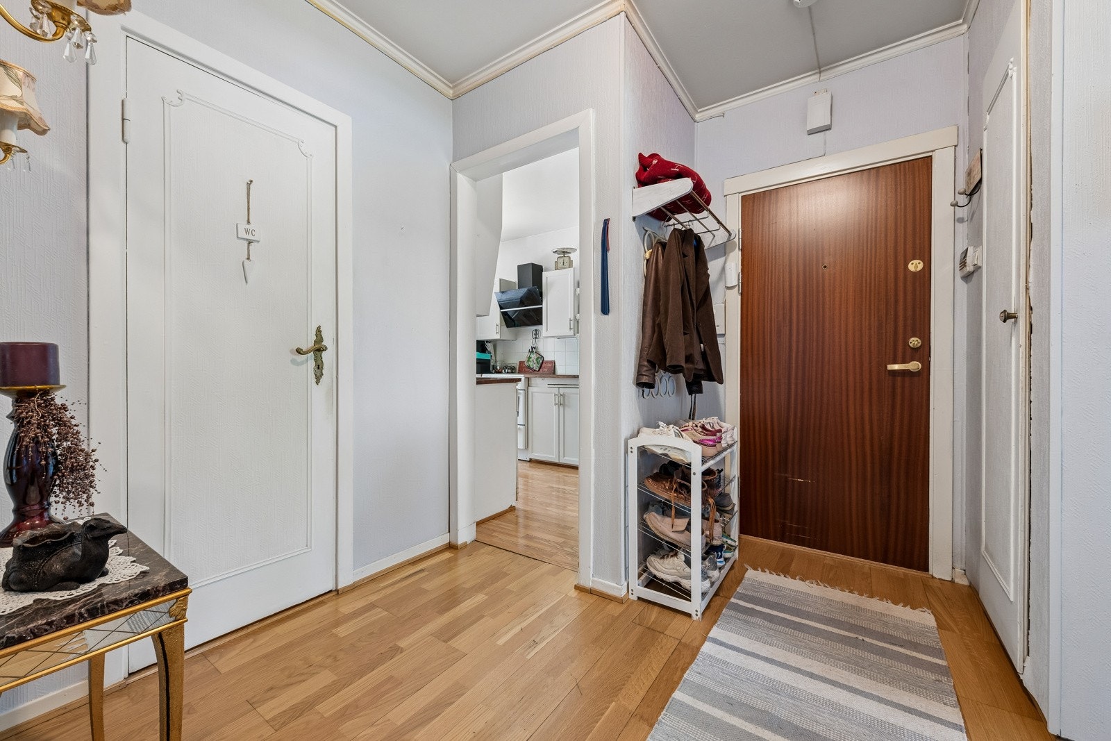 Hyggelig og innbydende entre med god plass til oppbevaring av yttertøy og sko. Galleribilde