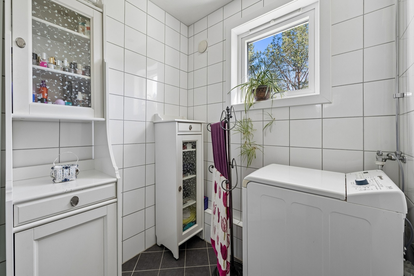 Flislagt baderom fra 2011. Badet har downlights i tak og varme i gulv. Galleribilde
