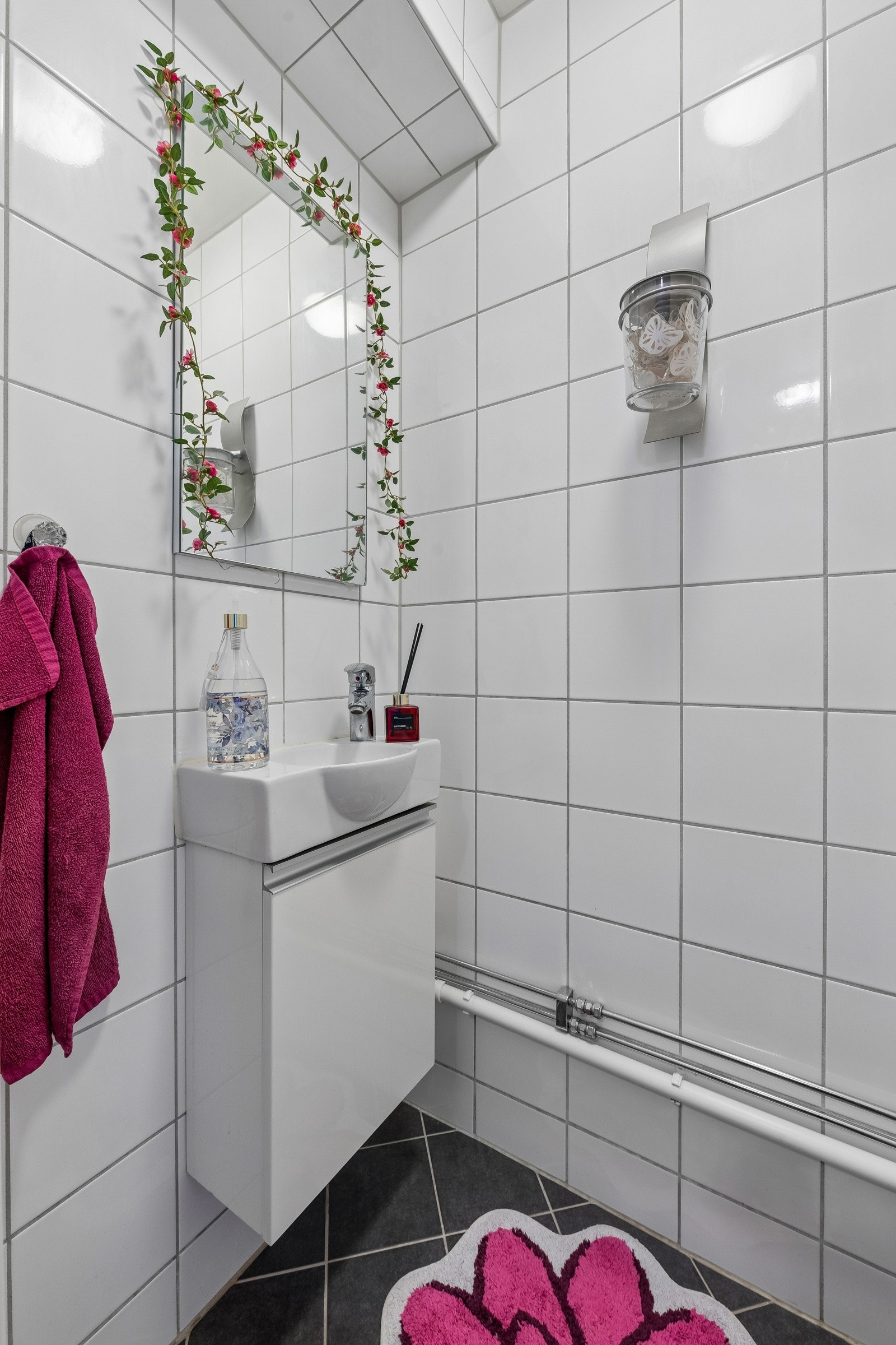 Boligen har også et praktisk separat toalettrom pusset opp i 2011. Galleribilde