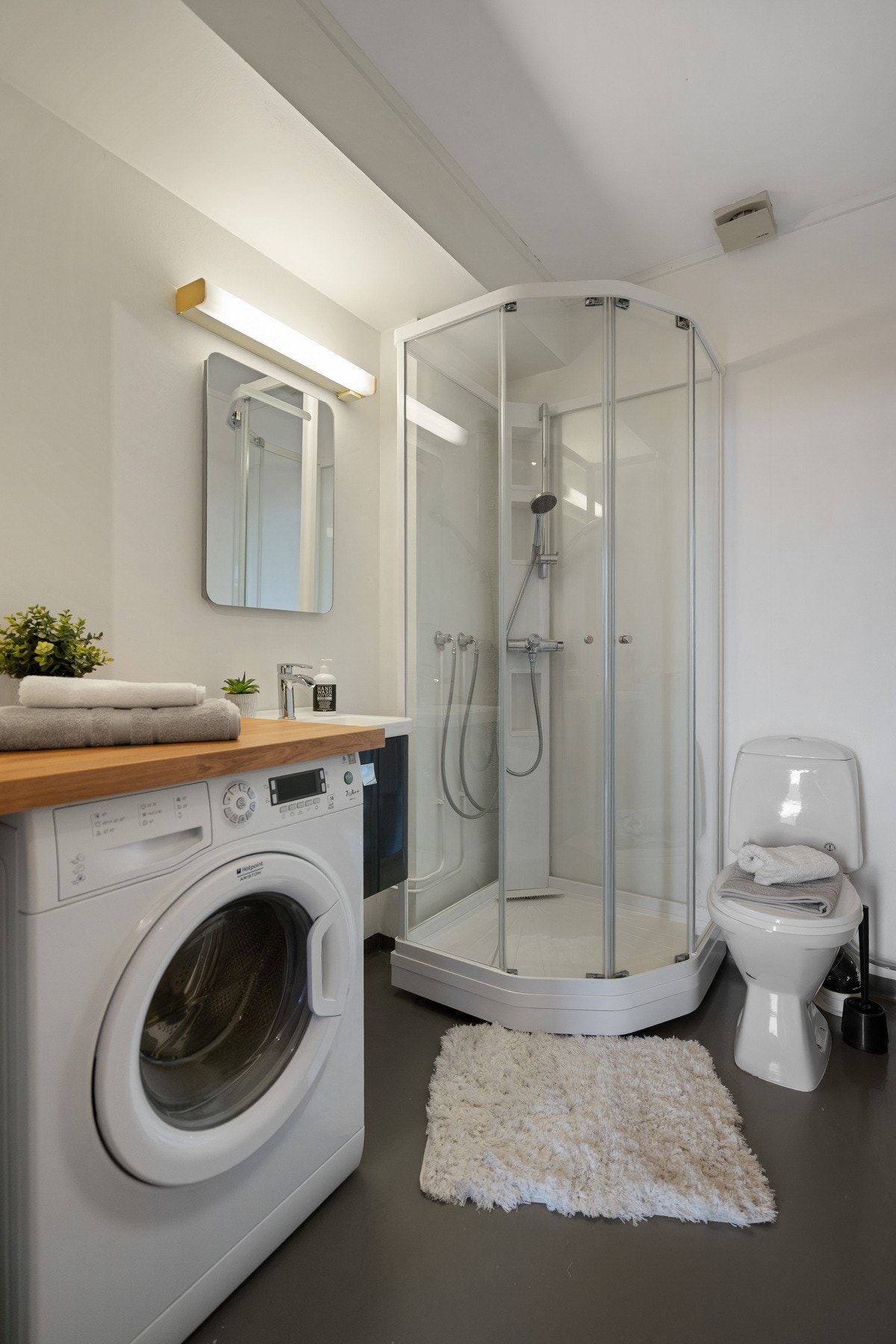 Badet i underetasjen har våtromstapet/belegg på veggene, malt himling og vinylbelegg med elektrisk gulvvarme. Galleribilde