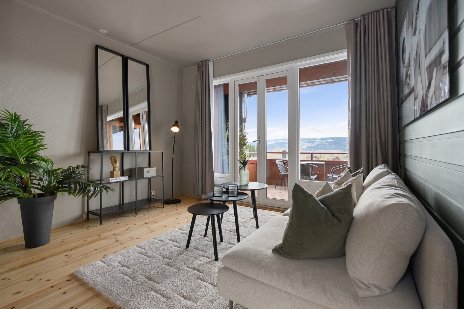 Fra stue og kjøkken er det dør ut til en svært romslig og innbydende terrasseplatting med gode soner for både avslapning og sosiale sammenkomster. Galleribilde