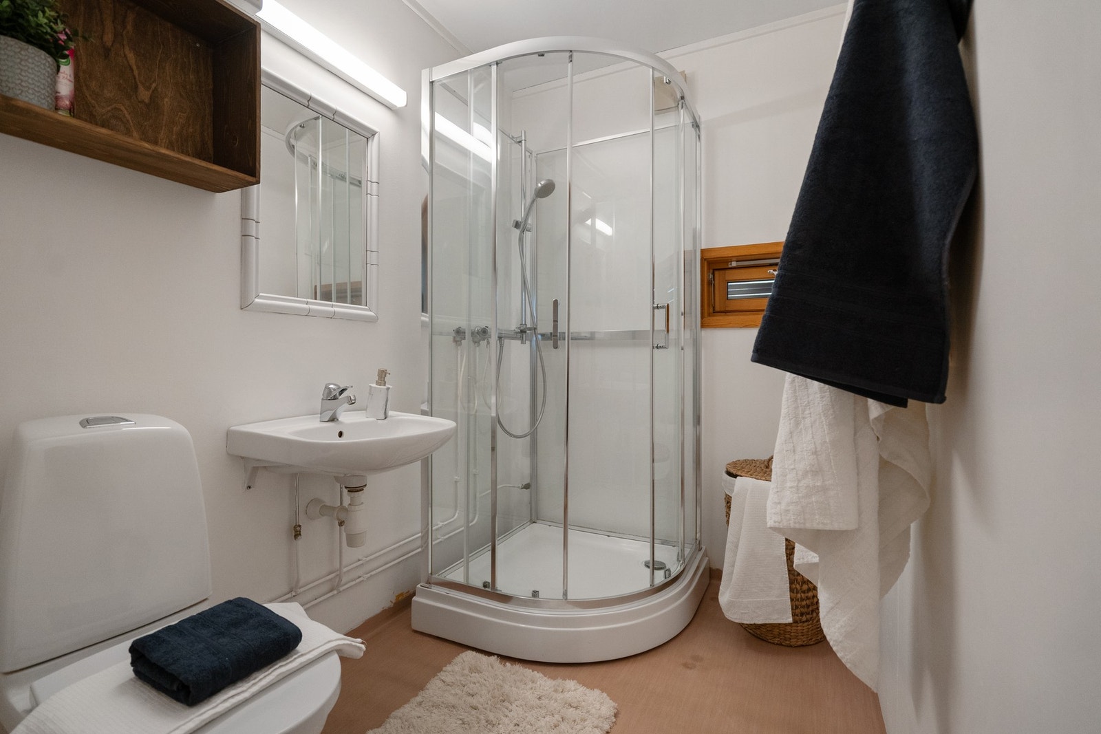 Badet i denne etasjen har våtromstapet/belegg på veggene, malt himling og vinylbelegg på gulvet. Galleribilde