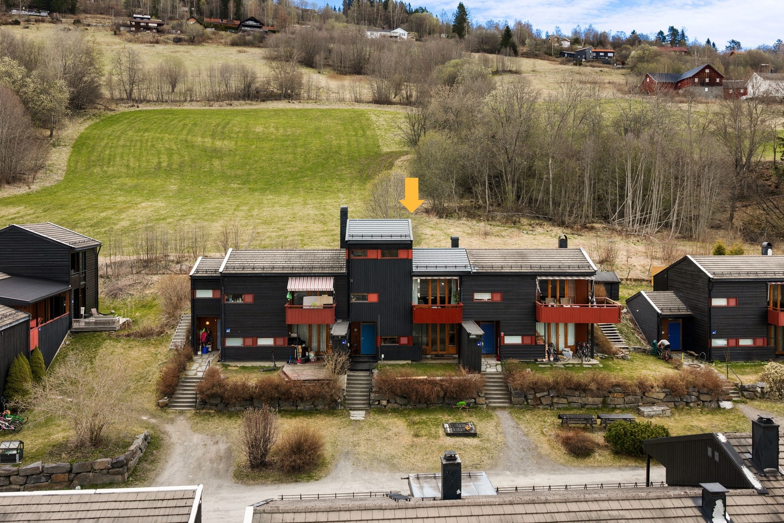 PrivatMegleren Lillehammer v/ Fredrik Alver har gleden av å presentere denne innholdsrike og flotte selveierleiligheten i rekke over 3 plan.Foto: JA Boligstyling AS. Galleribilde
