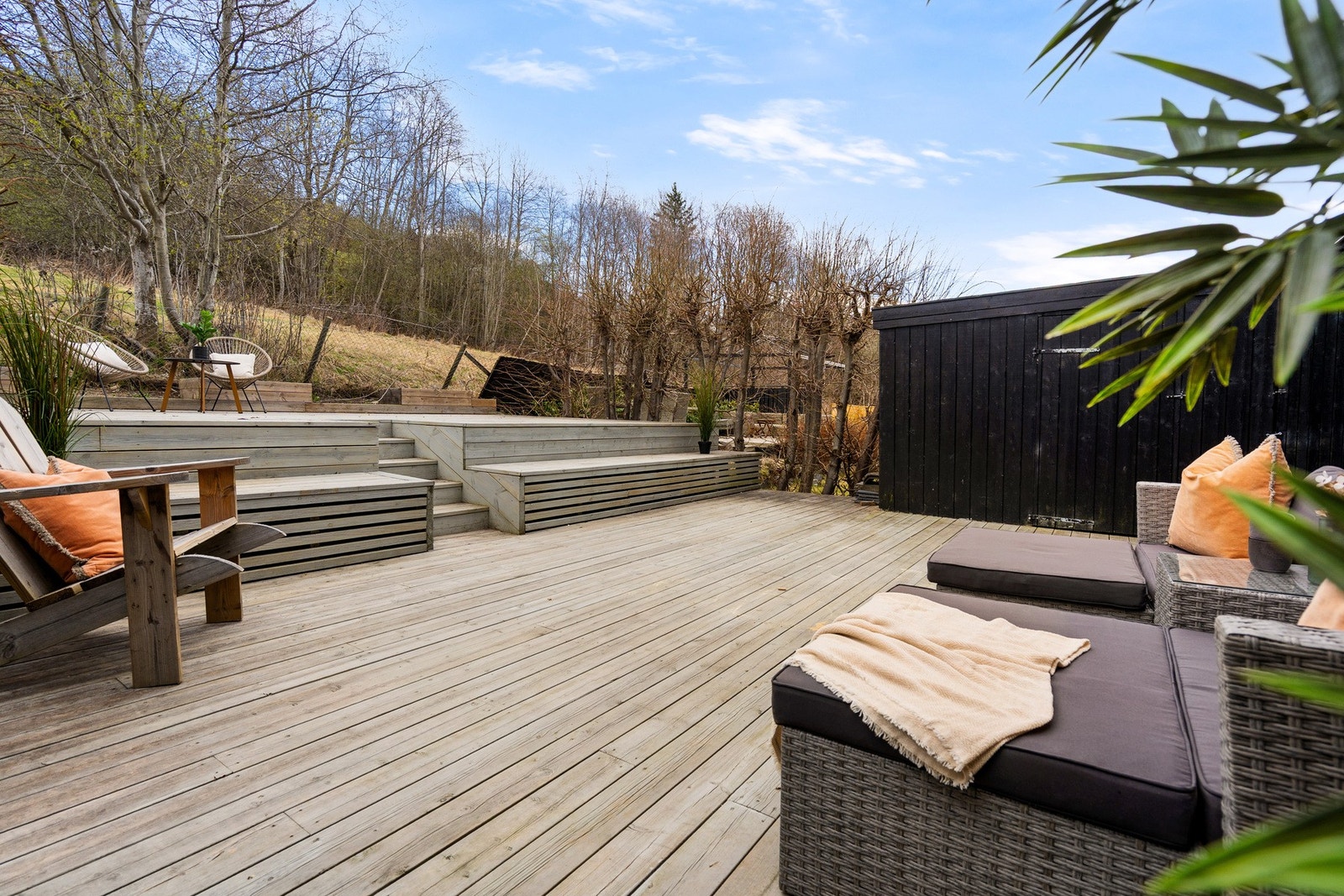 Det er svært gode uteplasser med stor terrasse og gode solforhold fra morgen til kveld. Galleribilde
