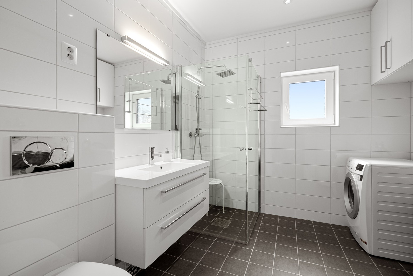 Bad i 1. etasje med opplegg for vaskemaskin. Galleribilde
