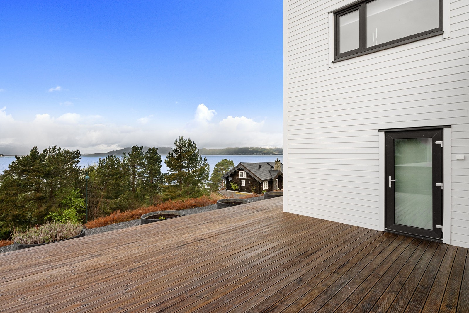 I tillegg til altanen har boligen en terrasse med god boltreplass. Galleribilde