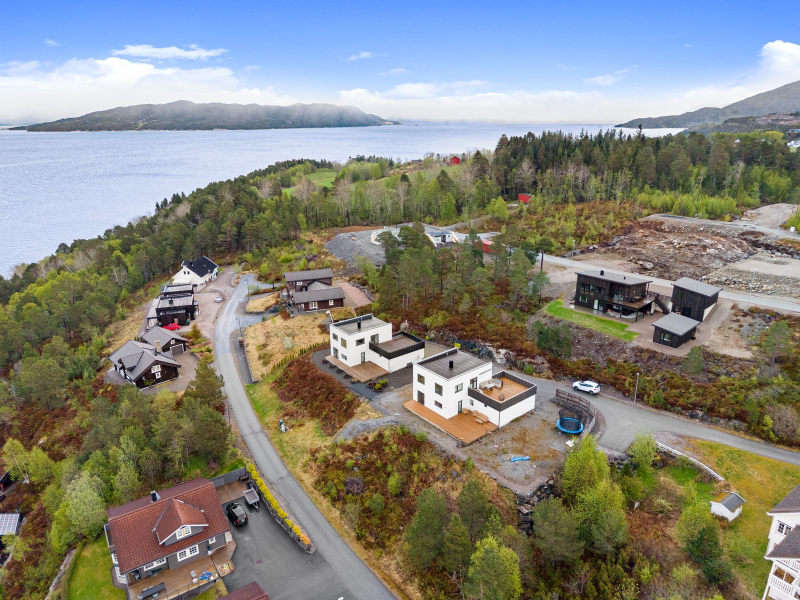 Tomta er på nesten 1 mål og strekker seg nesten helt ned til veien nedenfor. Galleribilde