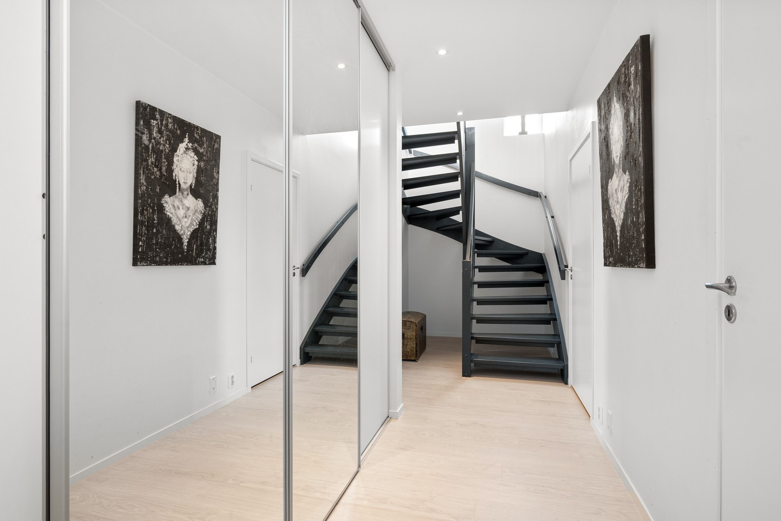 Skyvedørsgarderobe med speilfronter i entréen Galleribilde