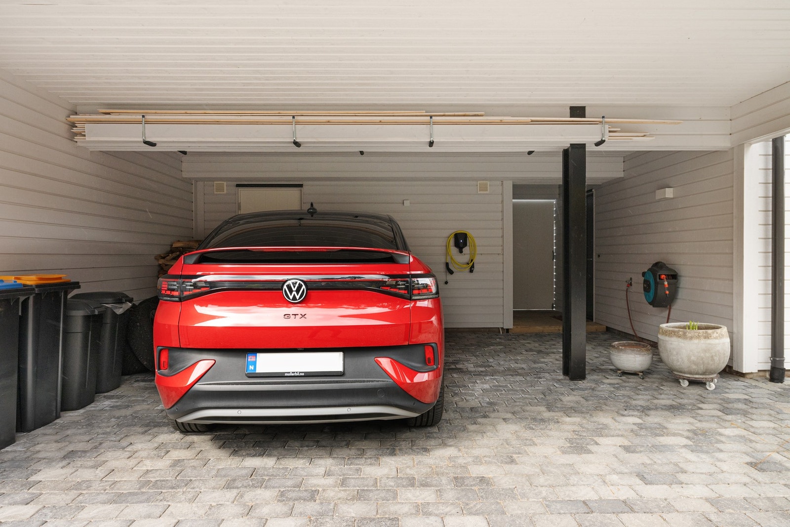 I carporten er det to gode sportsboder med god lagringsplass. Galleribilde