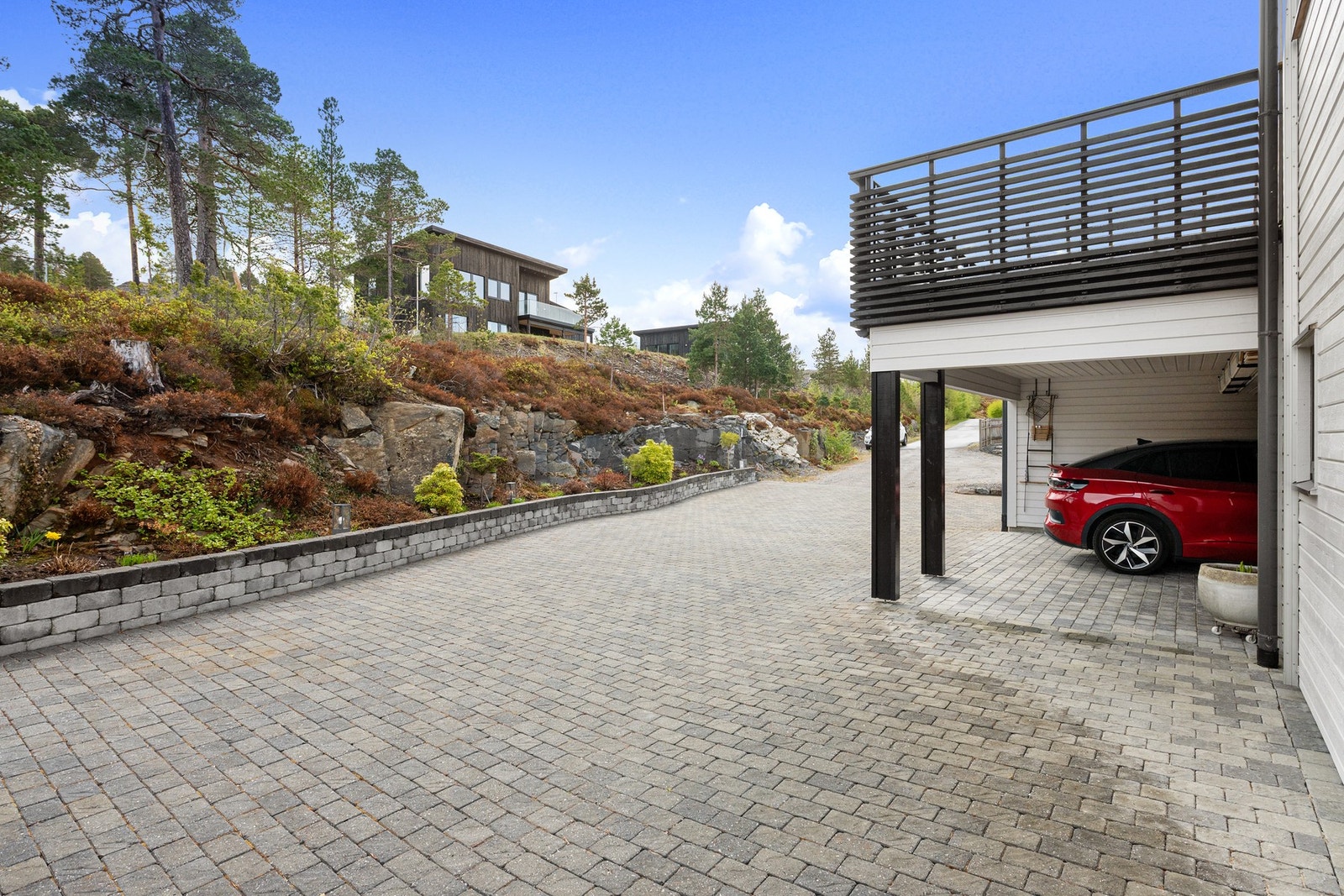 Belegningsstein i gårdsplassen og carporten. Fint opparbeidet i terrenget bak boligen med diverse beplantning. Galleribilde