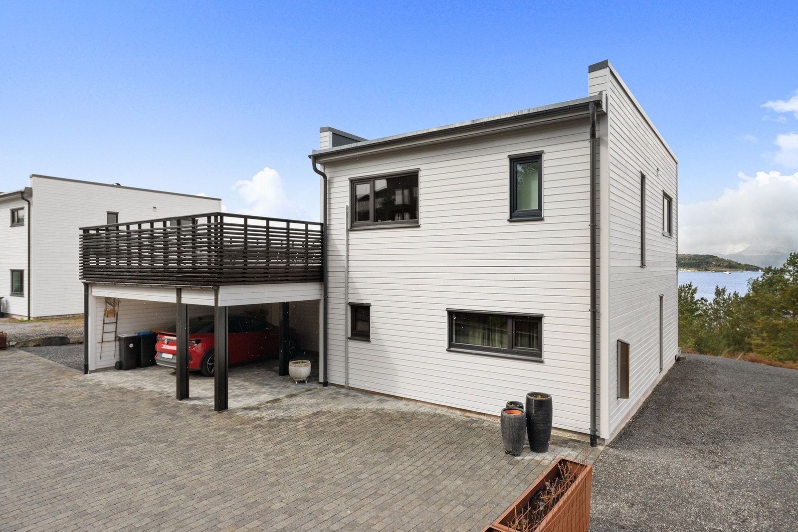 Boligen har en romslig carport med altan over. Galleribilde