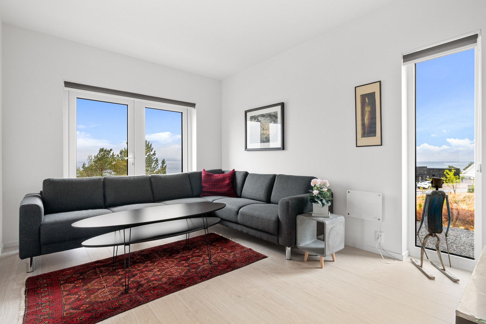 Stue i 1. etasje med utgang til terrasse Galleribilde