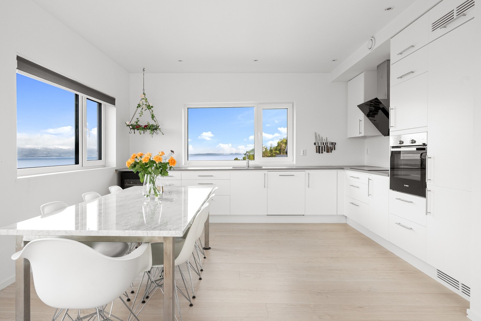 Moderne enebolig over 2 plan. Boligen byr på lys og luftig atmosfære med gjennomgående lyse farger. Galleribilde