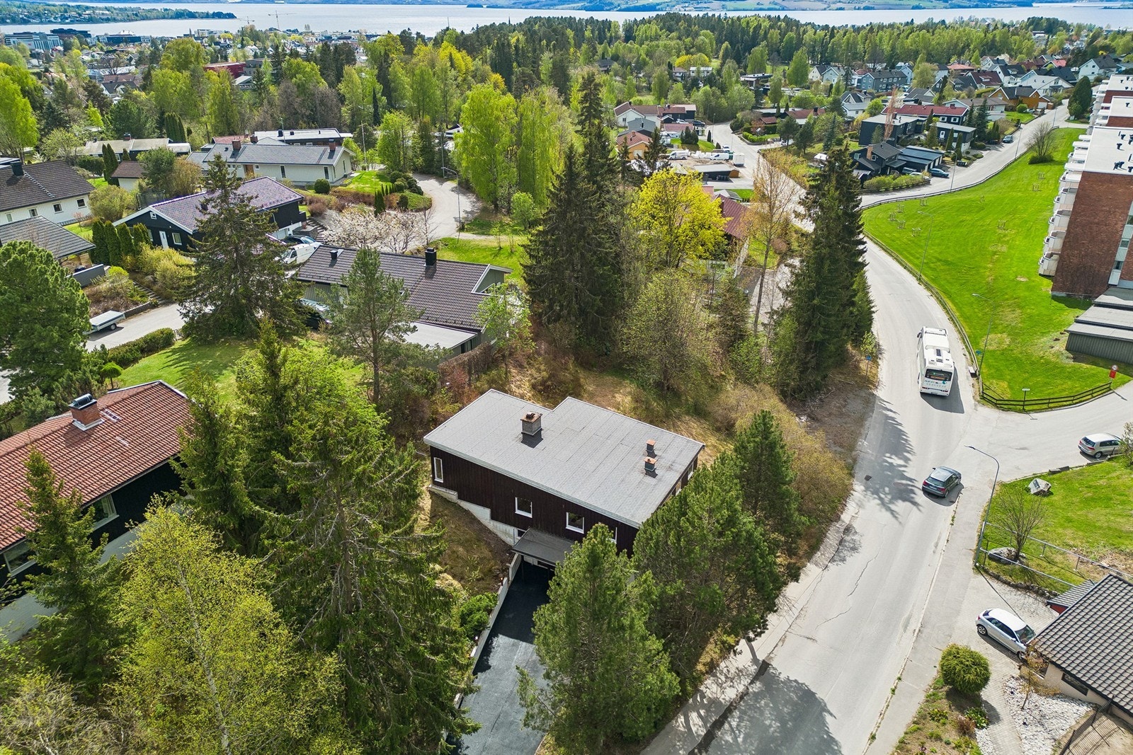 Boligen ligger attraktiv til på Mæhlumsløkka med kort vei til skoler (alle trinn) og barnehager. Galleribilde