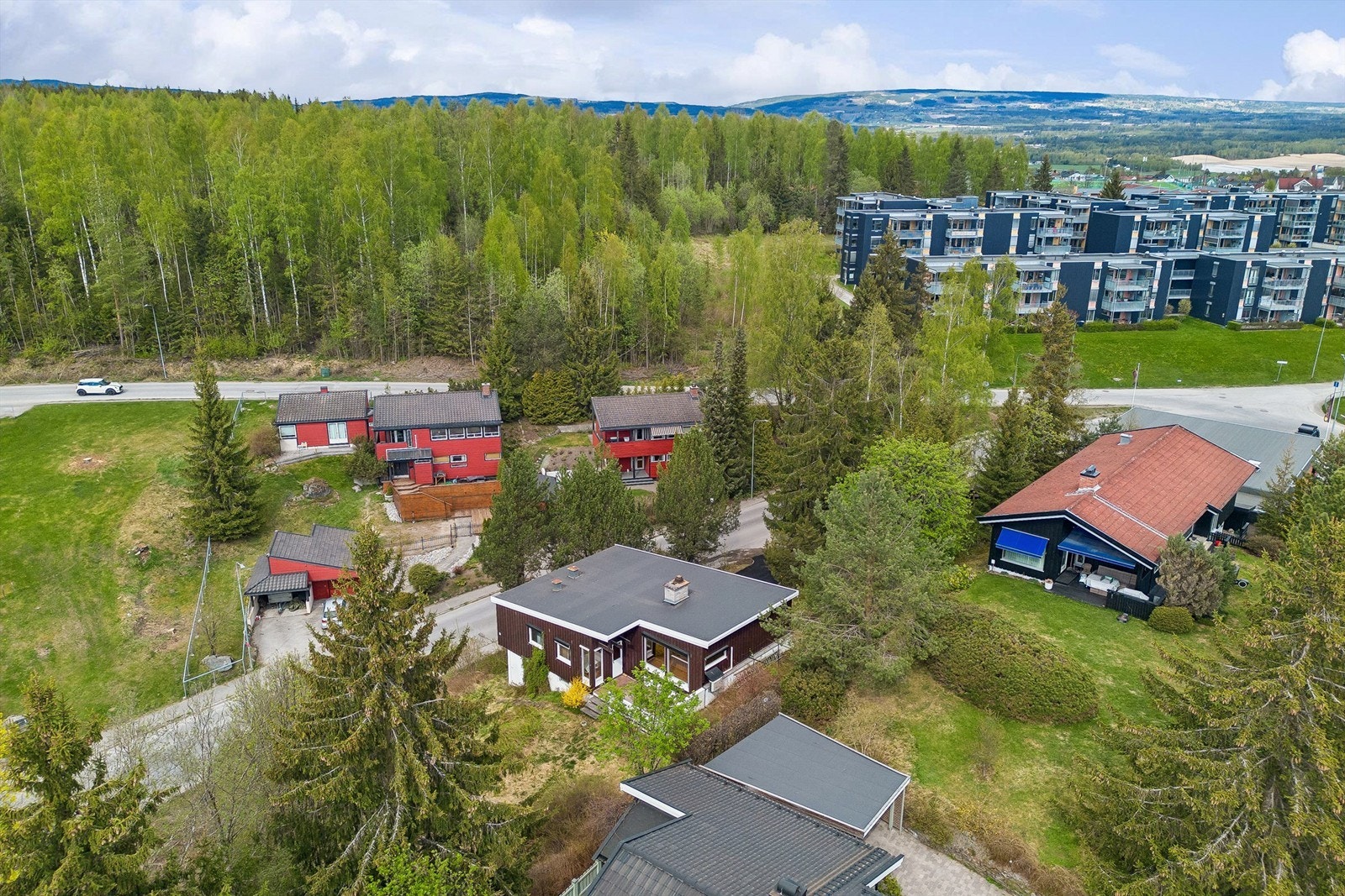 Det er flotte tur- og rekreasjonsområder i umiddelbar nærhet, med friluftsområdet Klukhagan med turstier for både sommer- og vinterbruk. Galleribilde