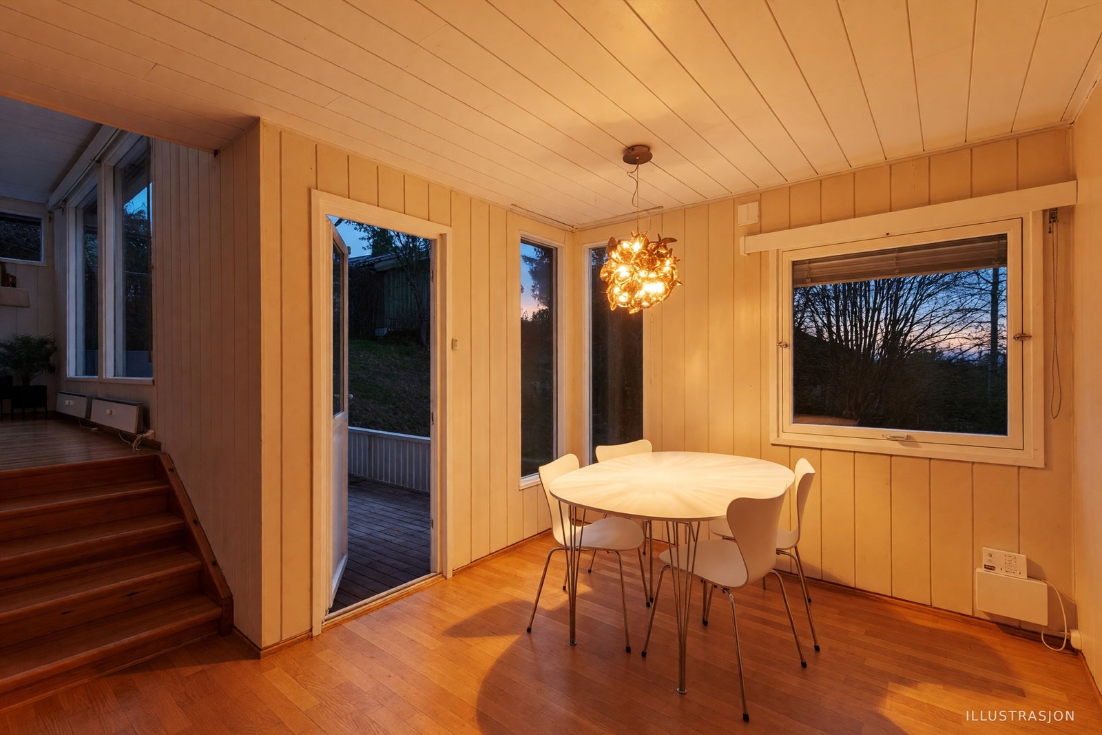 Utgang til terrasse med gode solforhold og videre adkomst til uteareal. Galleribilde