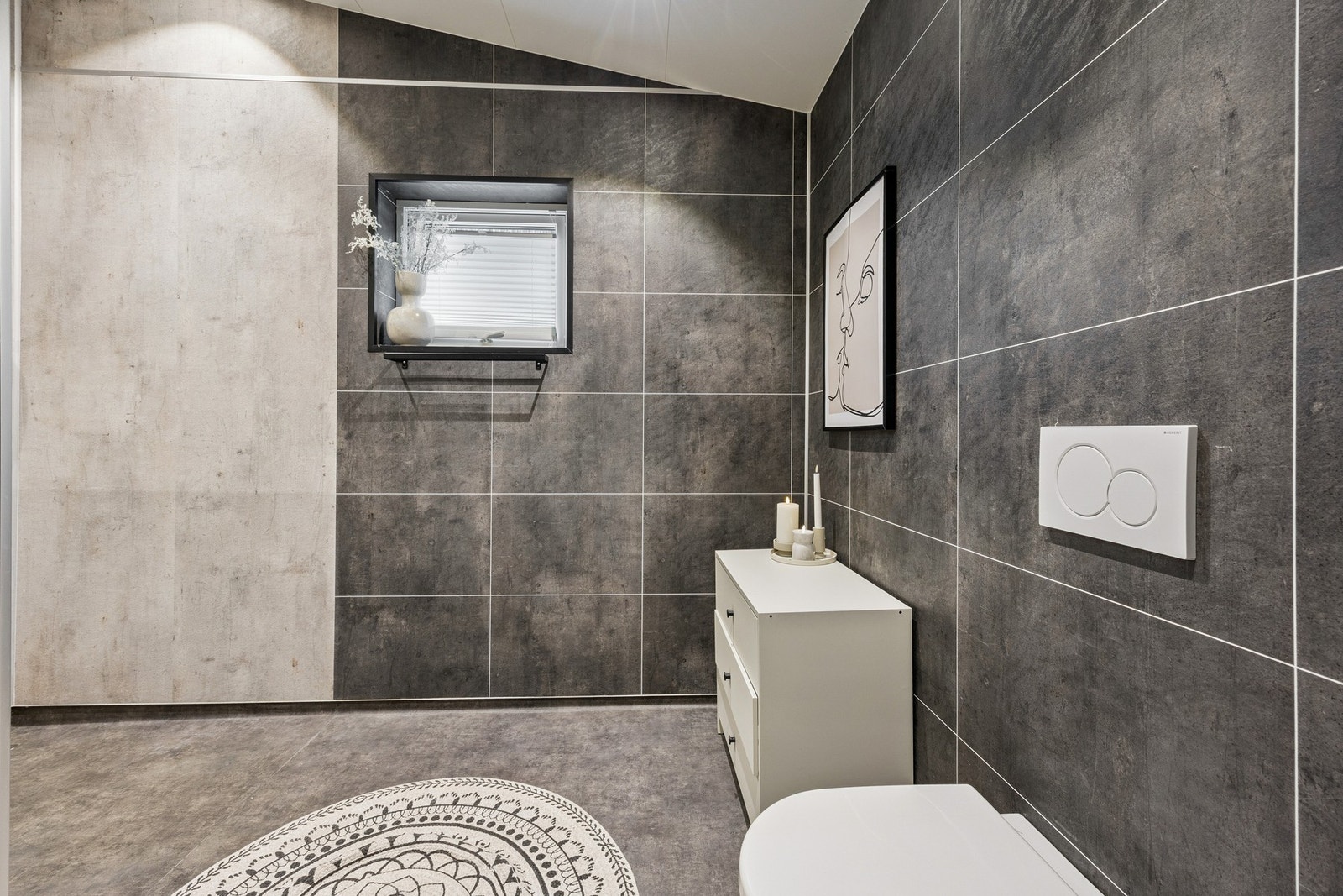 Badet er innredet med to servanter, toalett og dusj Galleribilde