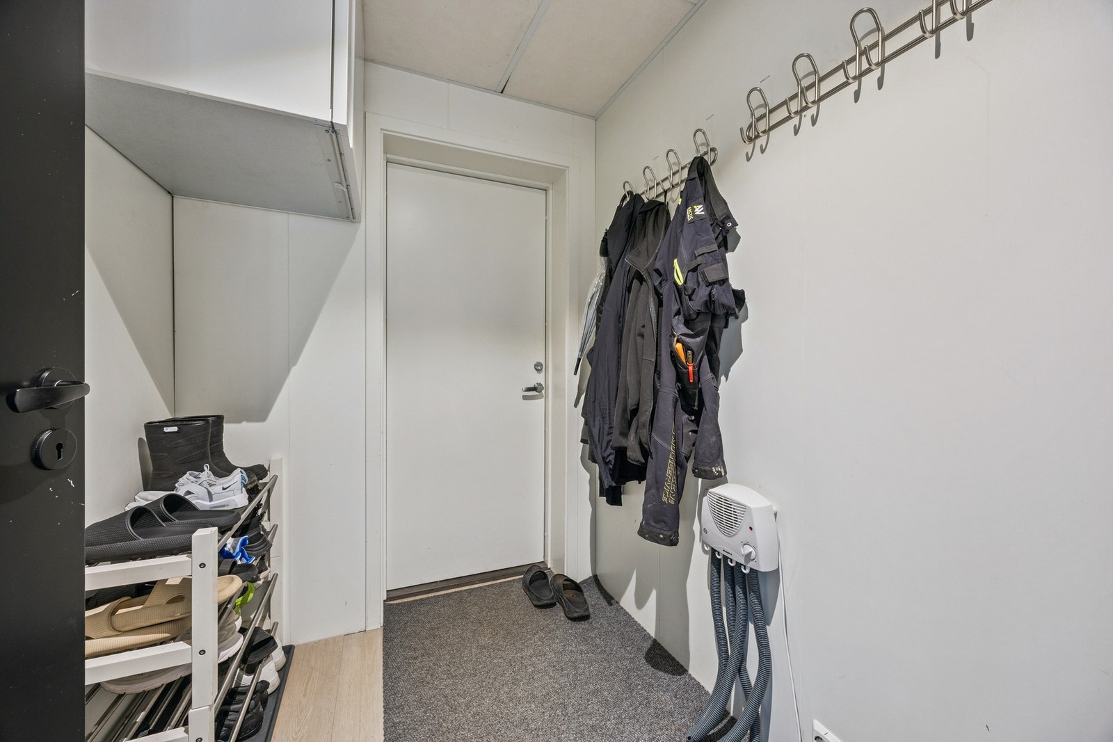 Boligen har direkte adkomst til garasje Galleribilde