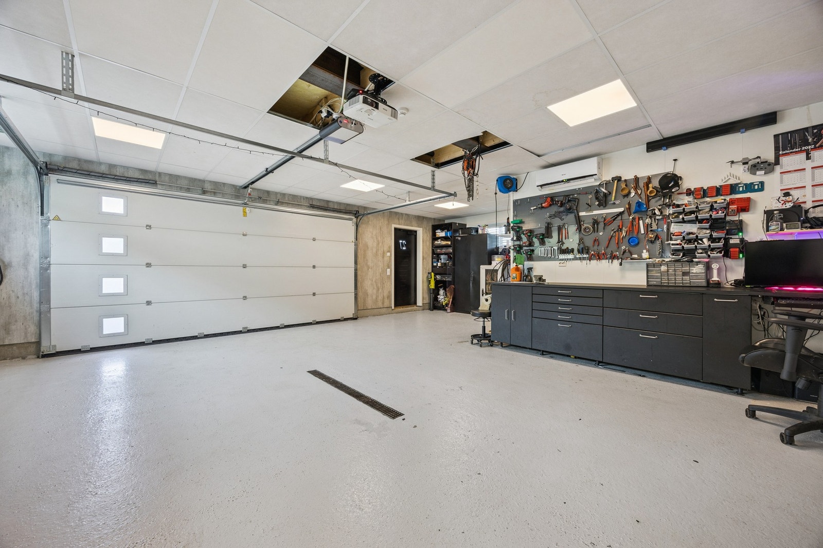 Integrert garasje på ca. 59 m² Galleribilde