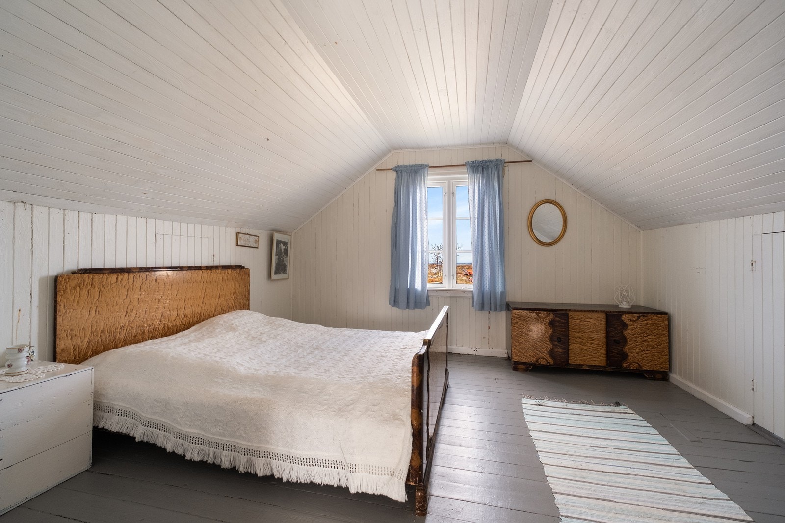 Soverom 1 med malt panel i vegger og tak, og malte tregulv. Galleribilde