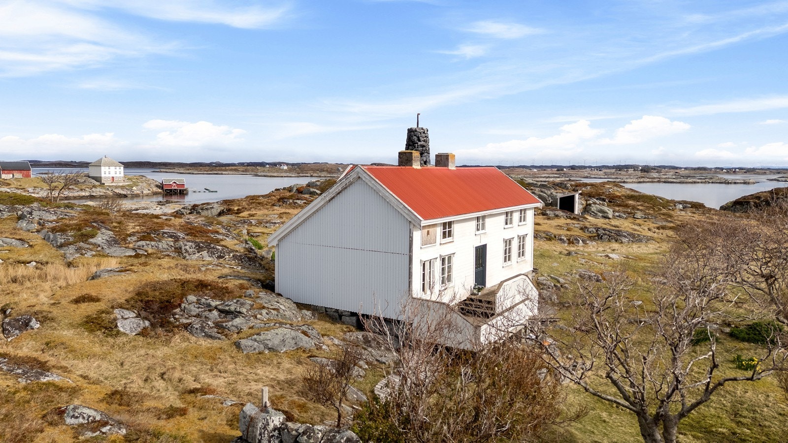Fasade sørvest, med Smøla og vindturbinparken i bakgrunnen. Galleribilde