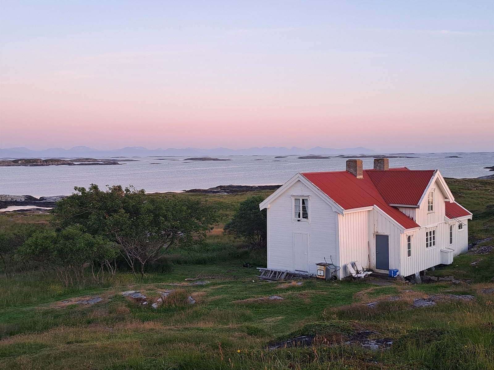 Selgers bilde, tatt østfra. I bakgrunnen ser man fjellrekka strekke seg fra Freikollen i Kristiansund til Melen og Sjurvarden i Hustadvika. Galleribilde