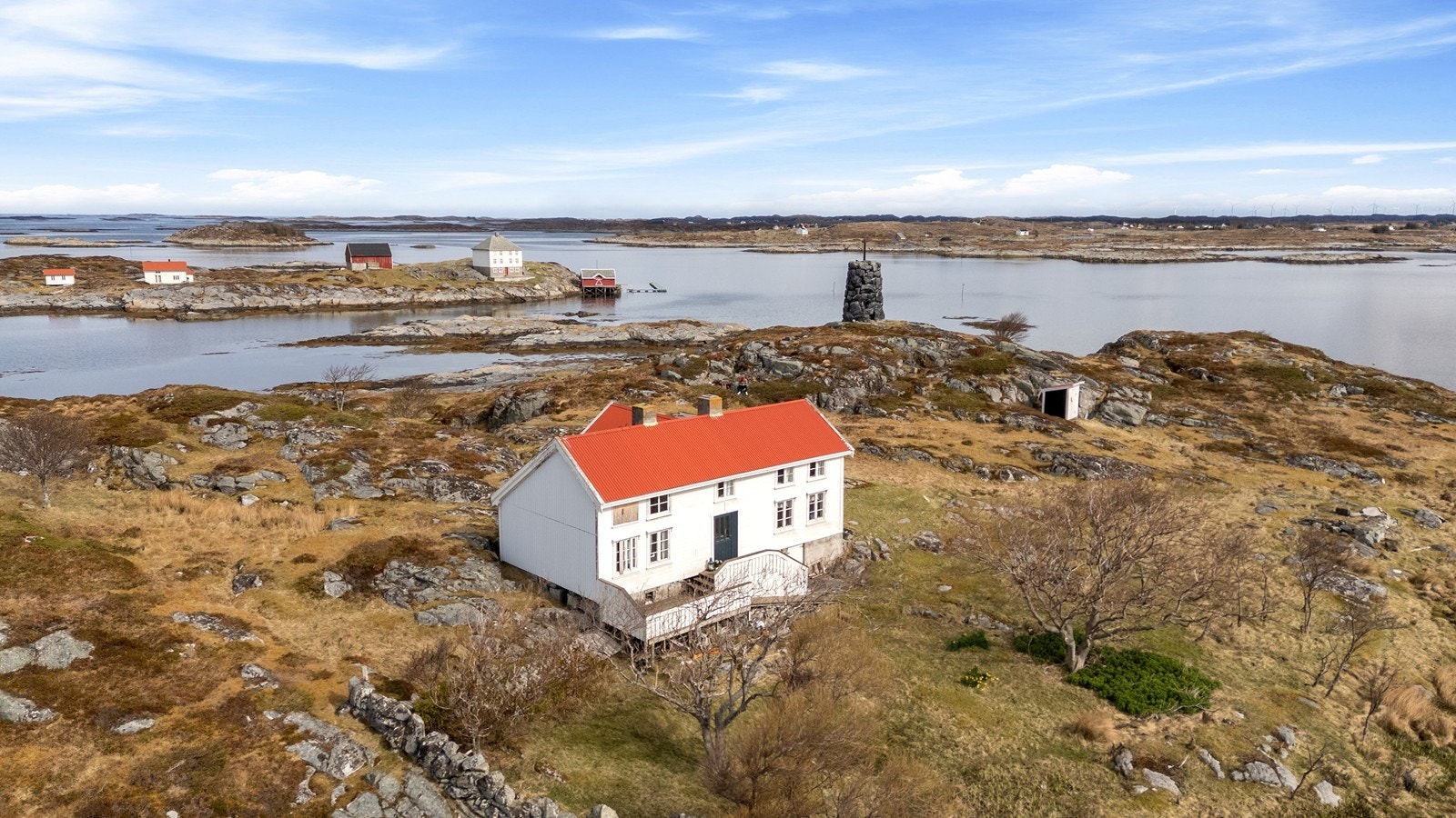 Eiendommen er omkranset av vakkert kystlandskap med vidstrakt utsikt. Galleribilde