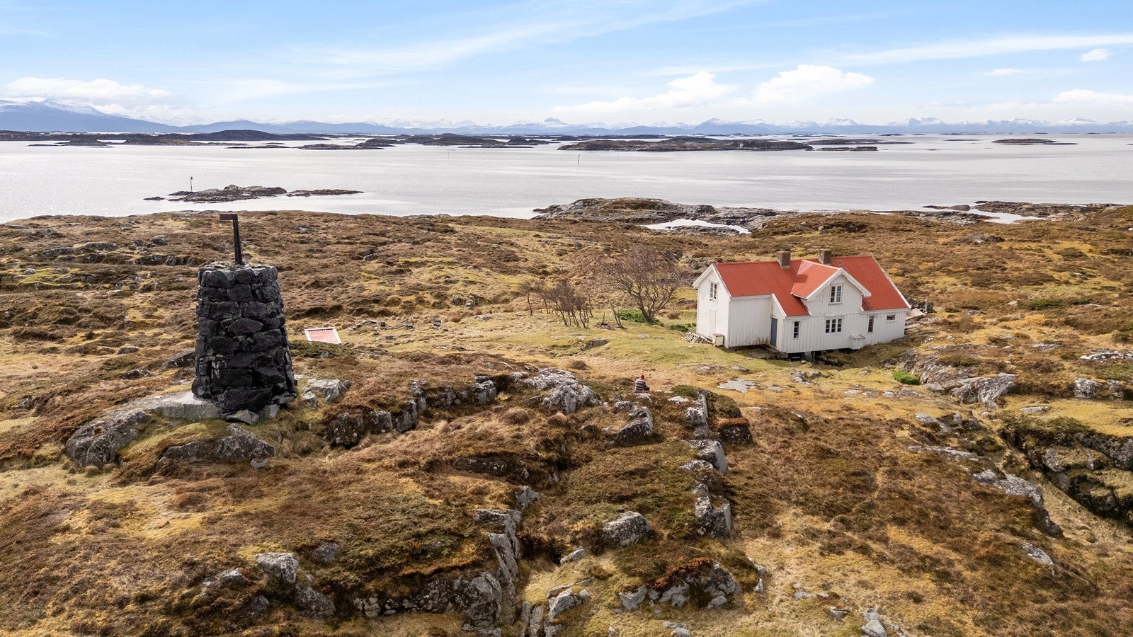 Eiendommen har en unik beliggenhet med panoramautsikt mot Nordmøres flotte fjell! Galleribilde