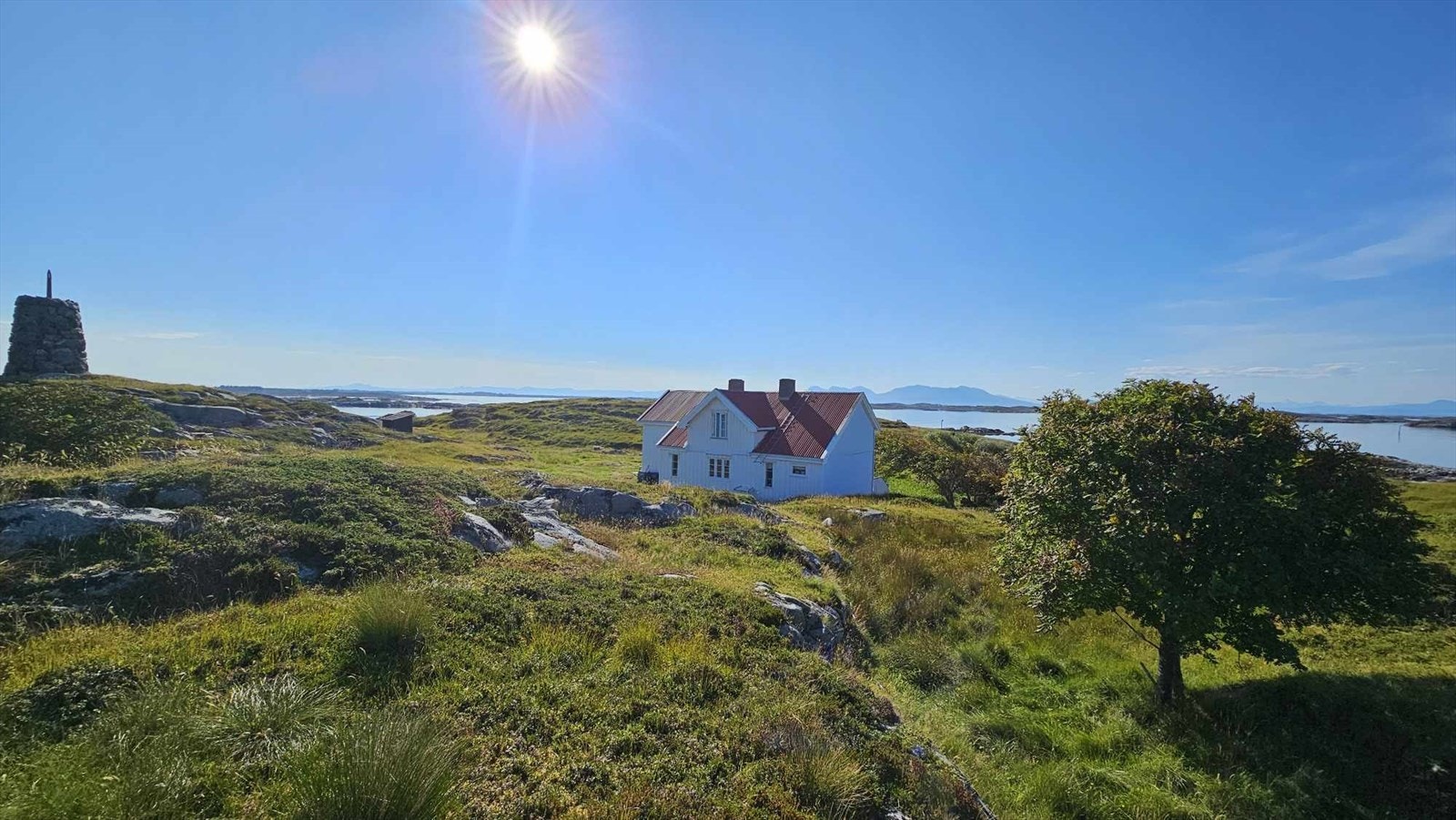 Selgers bilde av fasade nordvest og varden. Galleribilde