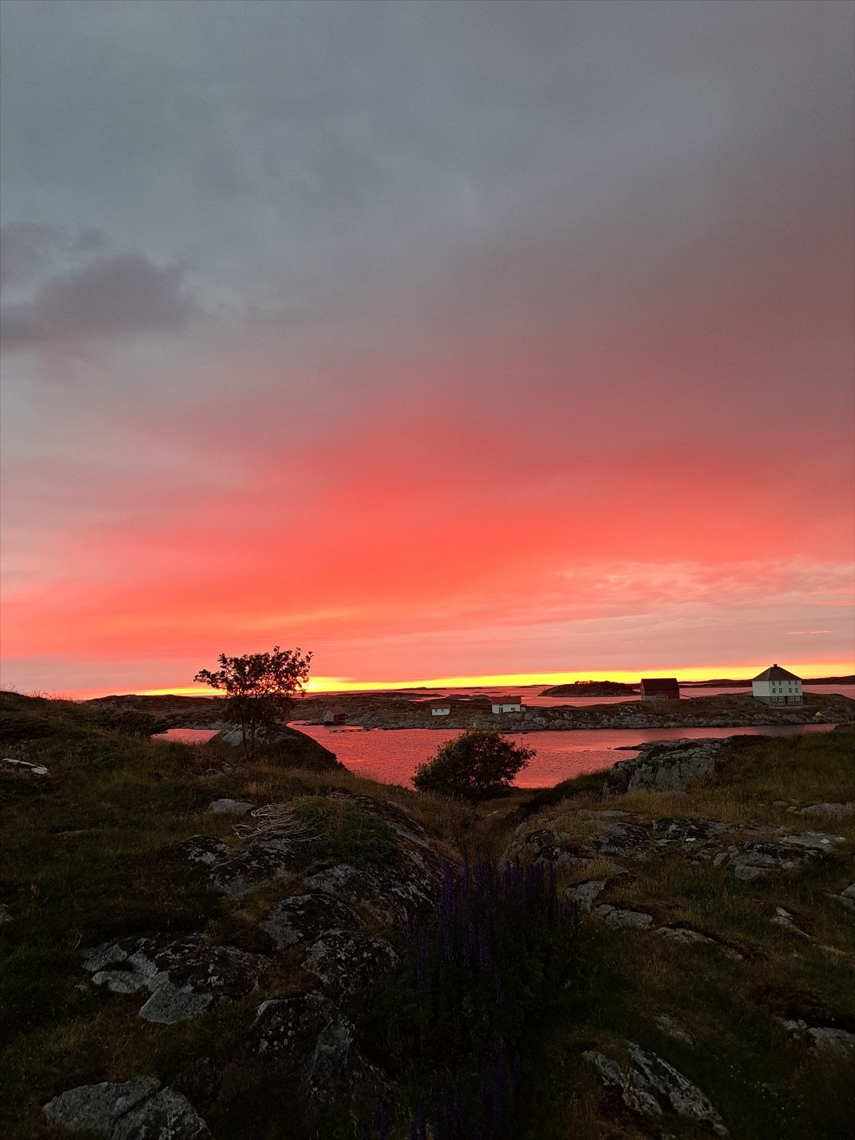 Vakker solnedgang i storhavet bak Korsholmen. Selgers bilde Galleribilde