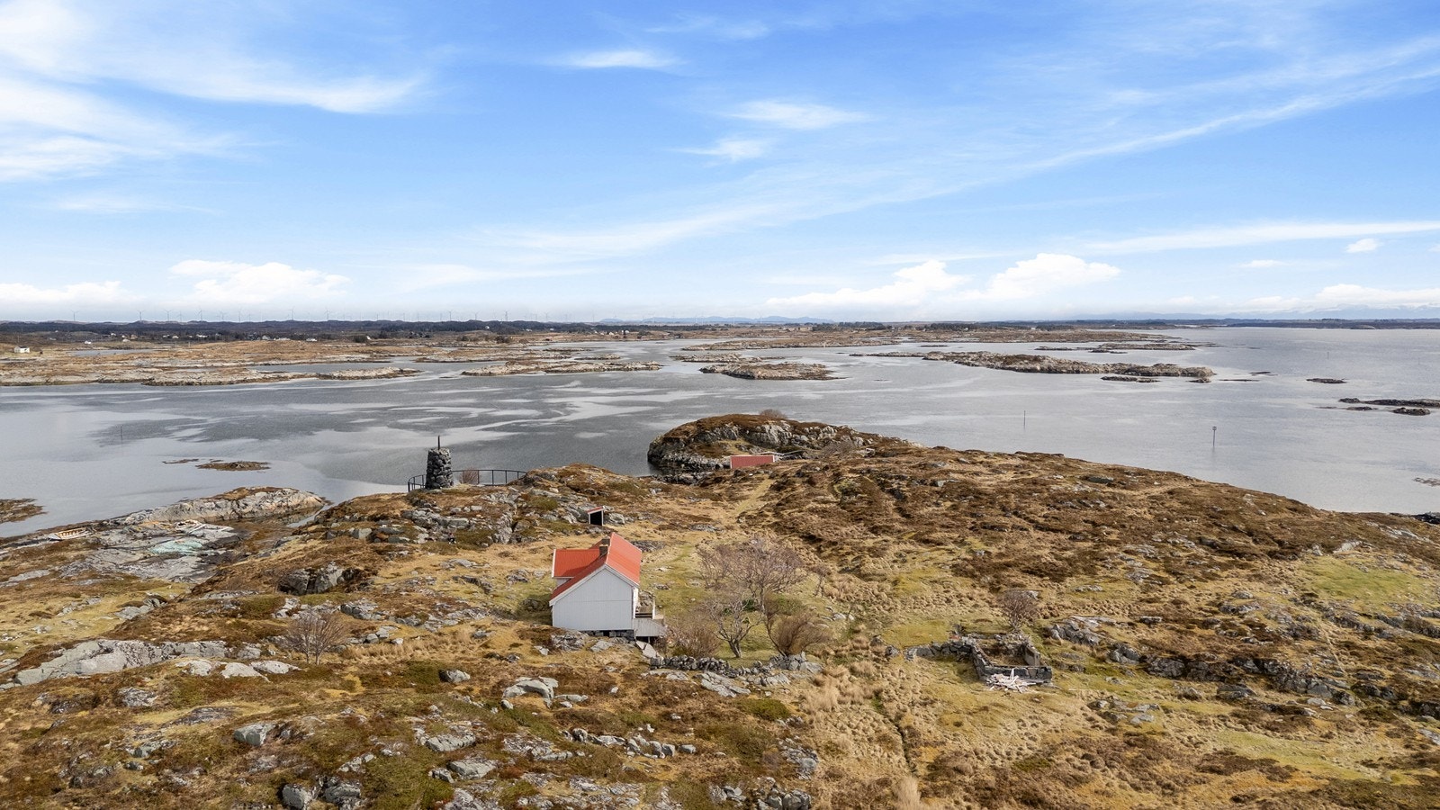 Dronebilde tatt fra vest, og man ser mot Smøla. Galleribilde