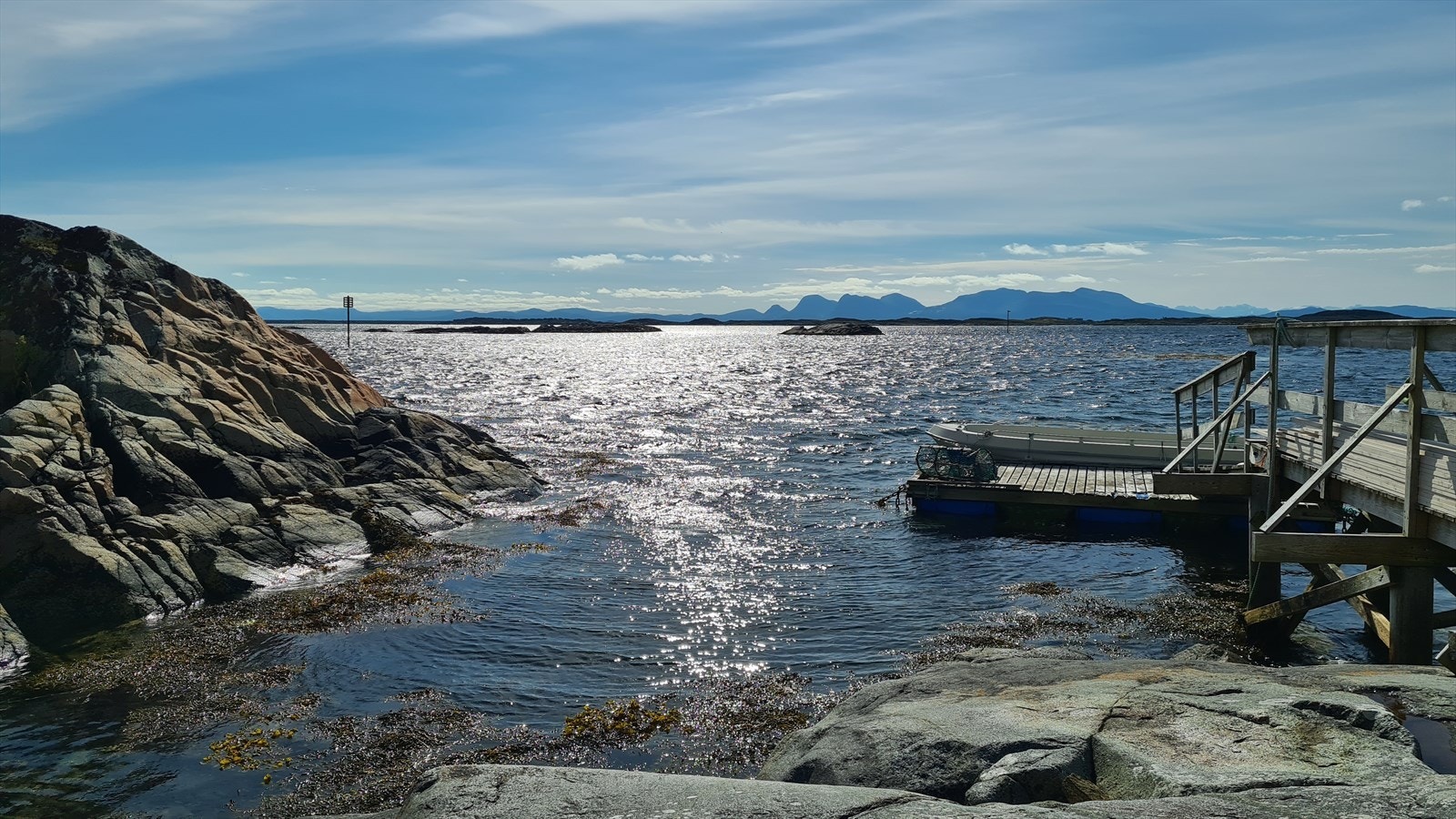 Selgers bilde av brygga som ligger øst på holmen. Galleribilde