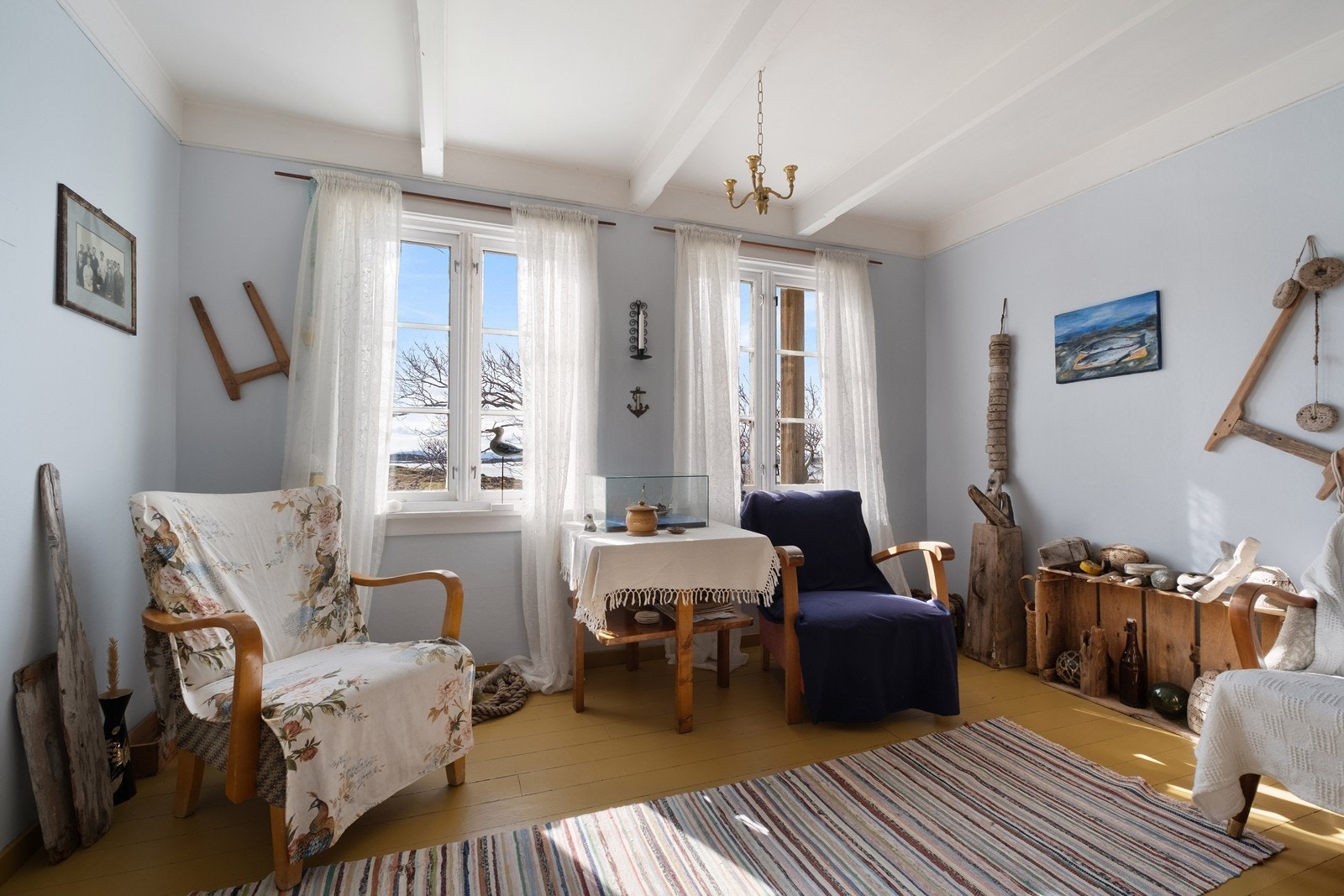 Den andre stuen er malt lyseblå, og store vinduer slipper inn mye dagslys. Galleribilde