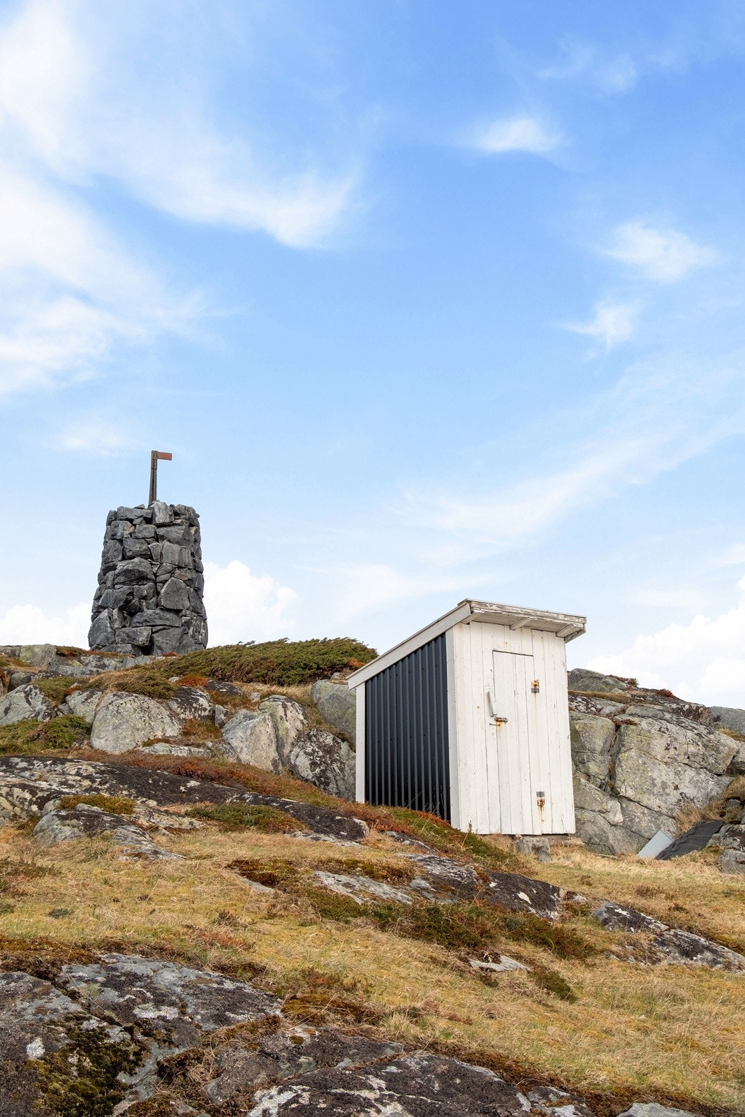 Utedoen er strategisk plassert i ly fra varden. Galleribilde