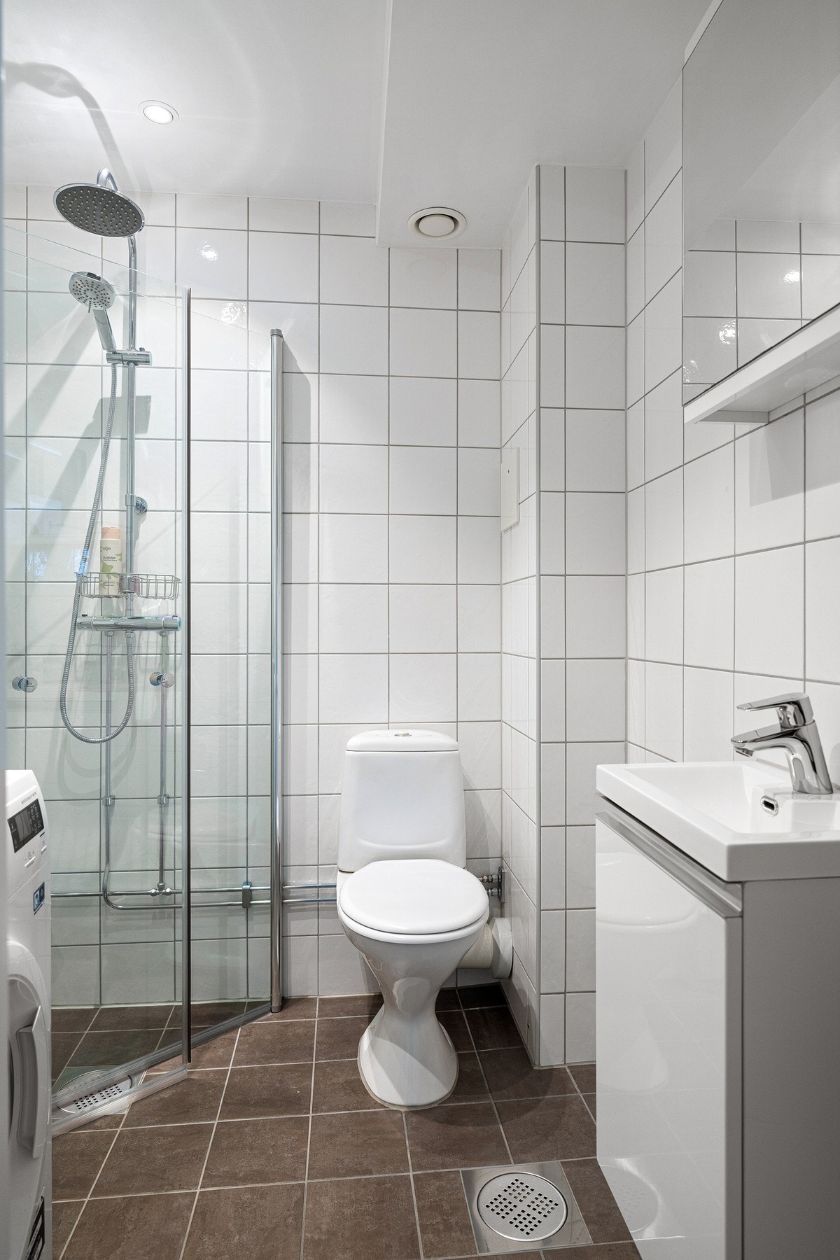 Pent, flislagt bad med regnfallsdusj, varmekabler i gulv og downlights i himling. Galleribilde