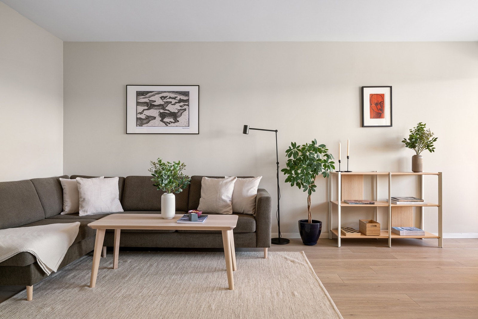Leiligheten har en lys og innbydende stue. Galleribilde