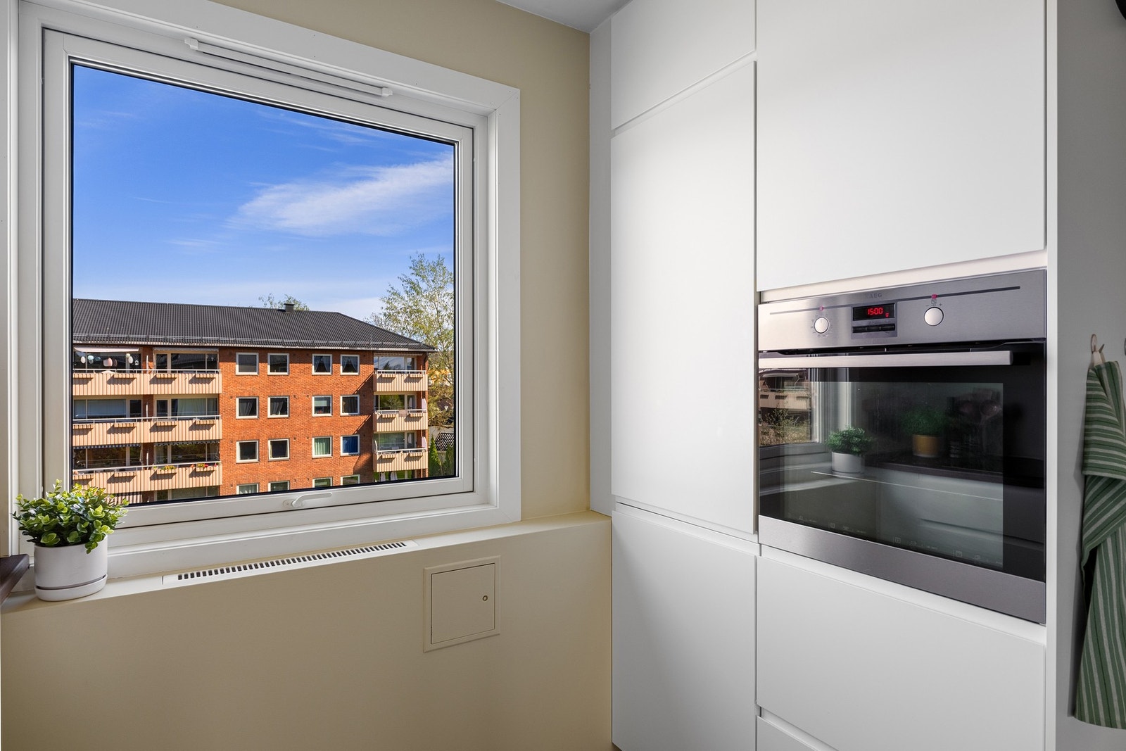 Stilrent kjøkken med integrerte hvitevarer. Galleribilde