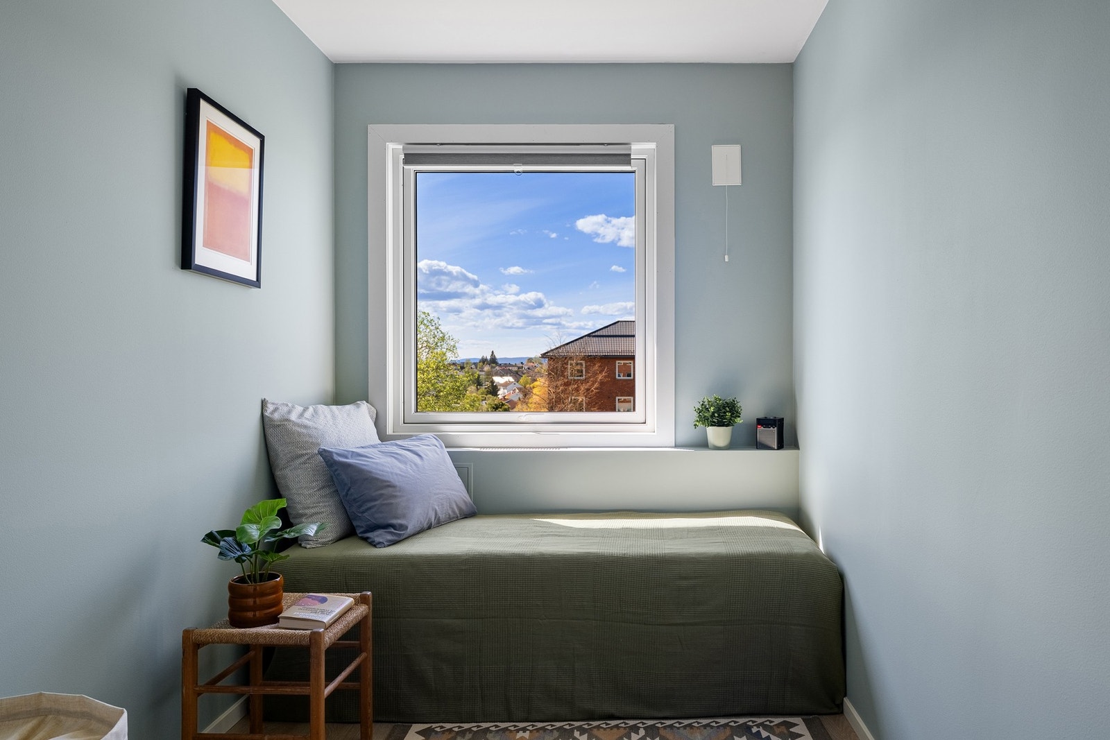 Soverom 3 med plass til seng og garderobe. Rommene er stilrene og delikate og enkle å innrede etter egne behov. Galleribilde