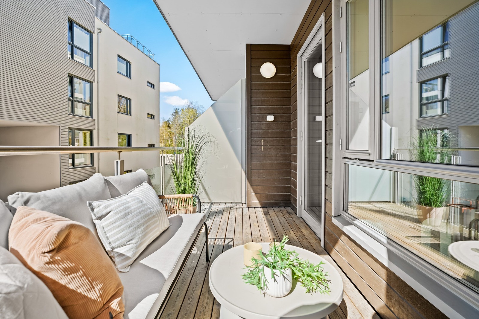 Fra stuen er det utgang til en balkong på ca. 6 kvm med plass til utemøbler og grill. Galleribilde