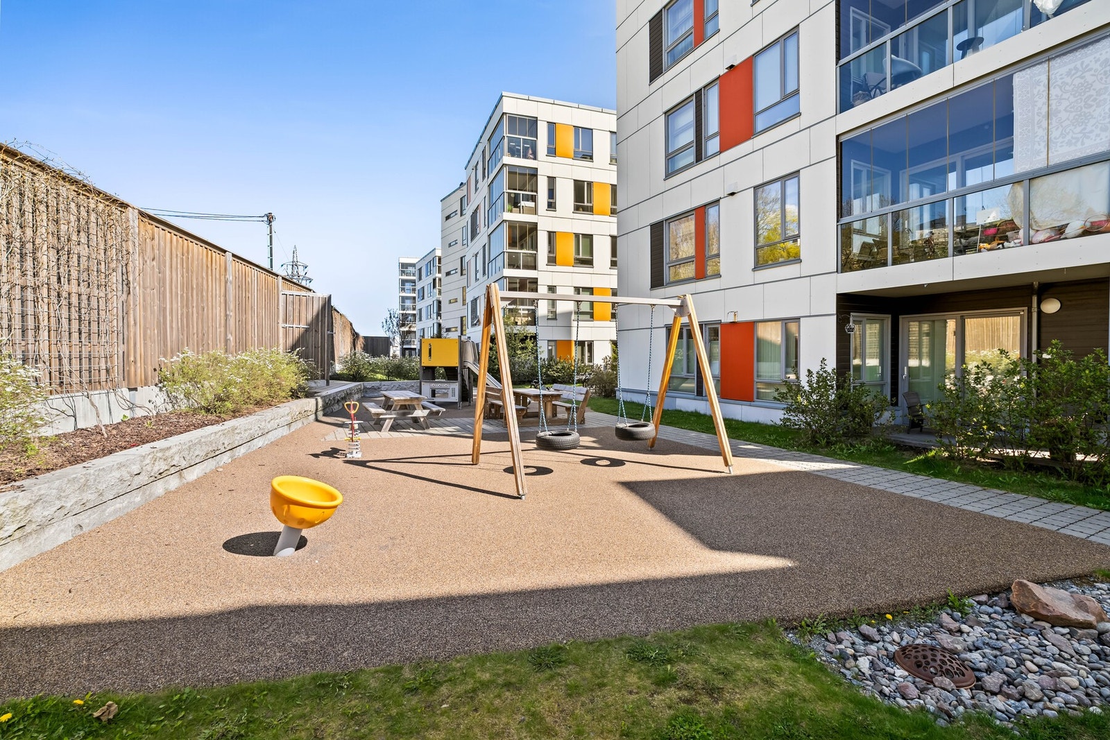 Med gangavstand til Lillestrøm sentrum har du alt av trenger i hverdagen av servicetilbud, offentlig kommunikasjon, butikker og idrettsanlegg! Galleribilde