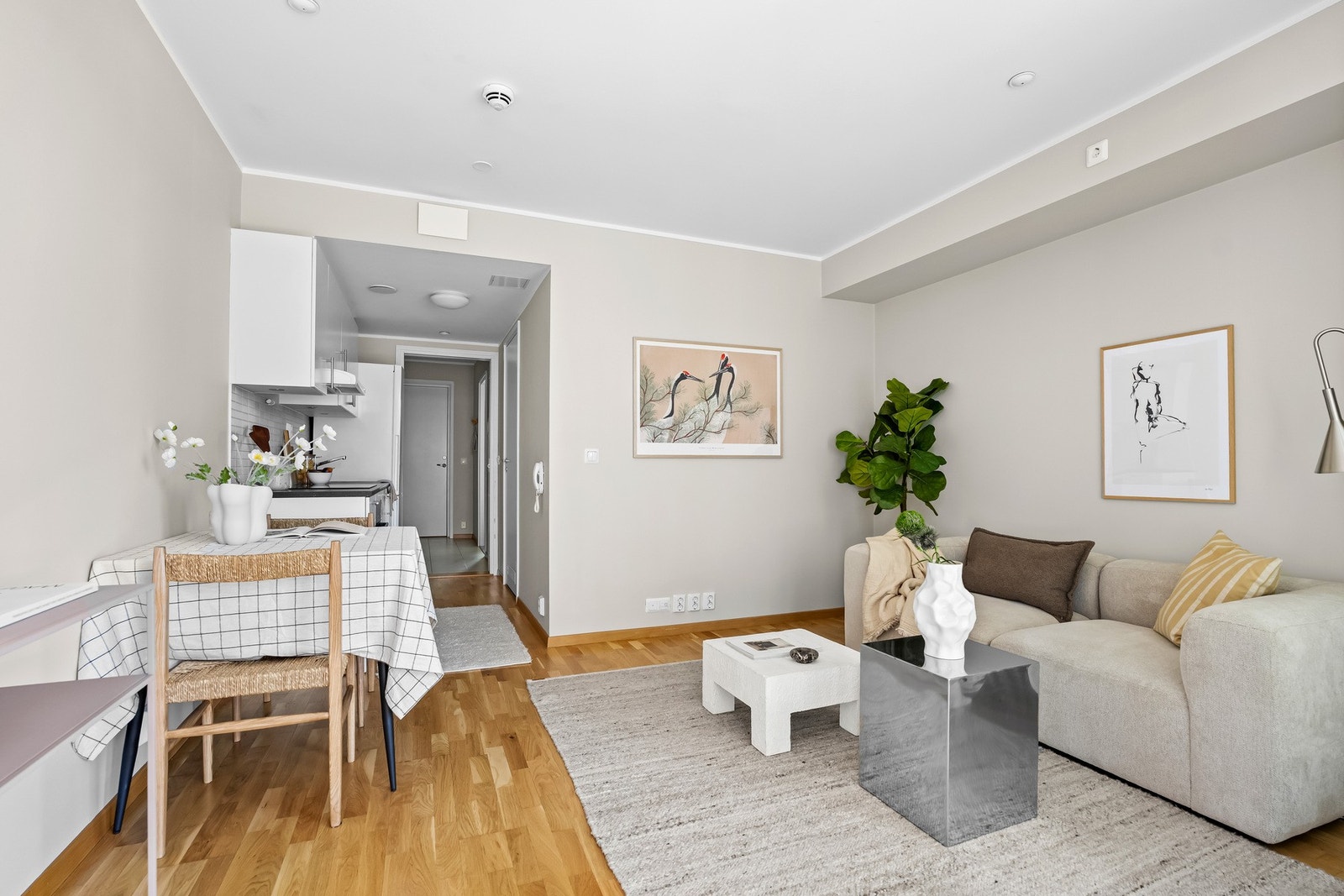 Leiligheten har et moderne uttrykk med tidsriktige fargevalg og parkett på gulv. Galleribilde