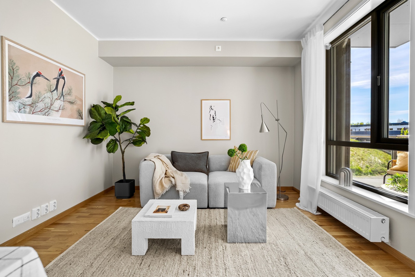 Lys og åpen stue med store vindusflater som slipper inn rikelig med naturlig lys. Galleribilde