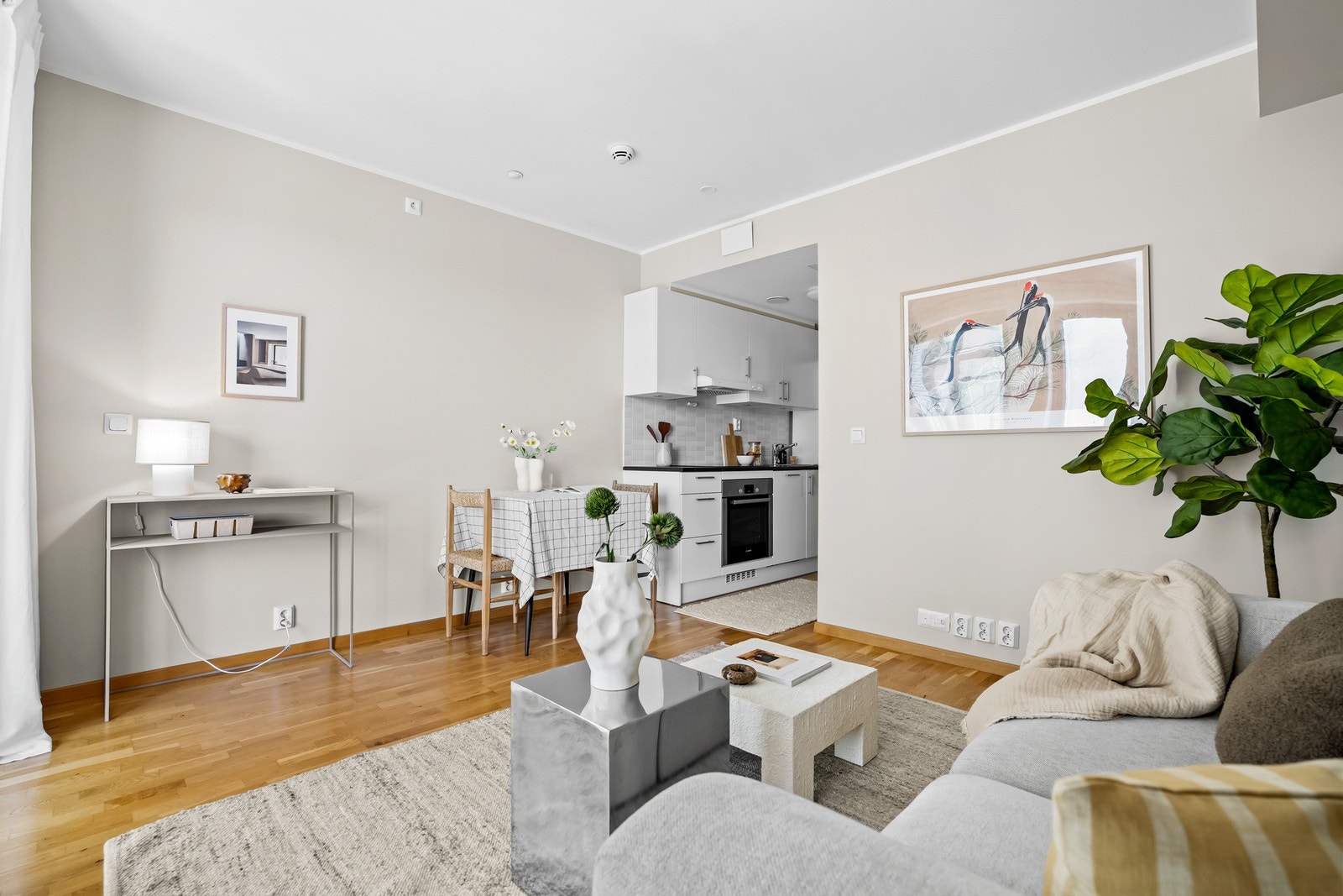 Oppvarming via radiatorer, samt vannbåren gulvvarme i bad og entrè. Galleribilde