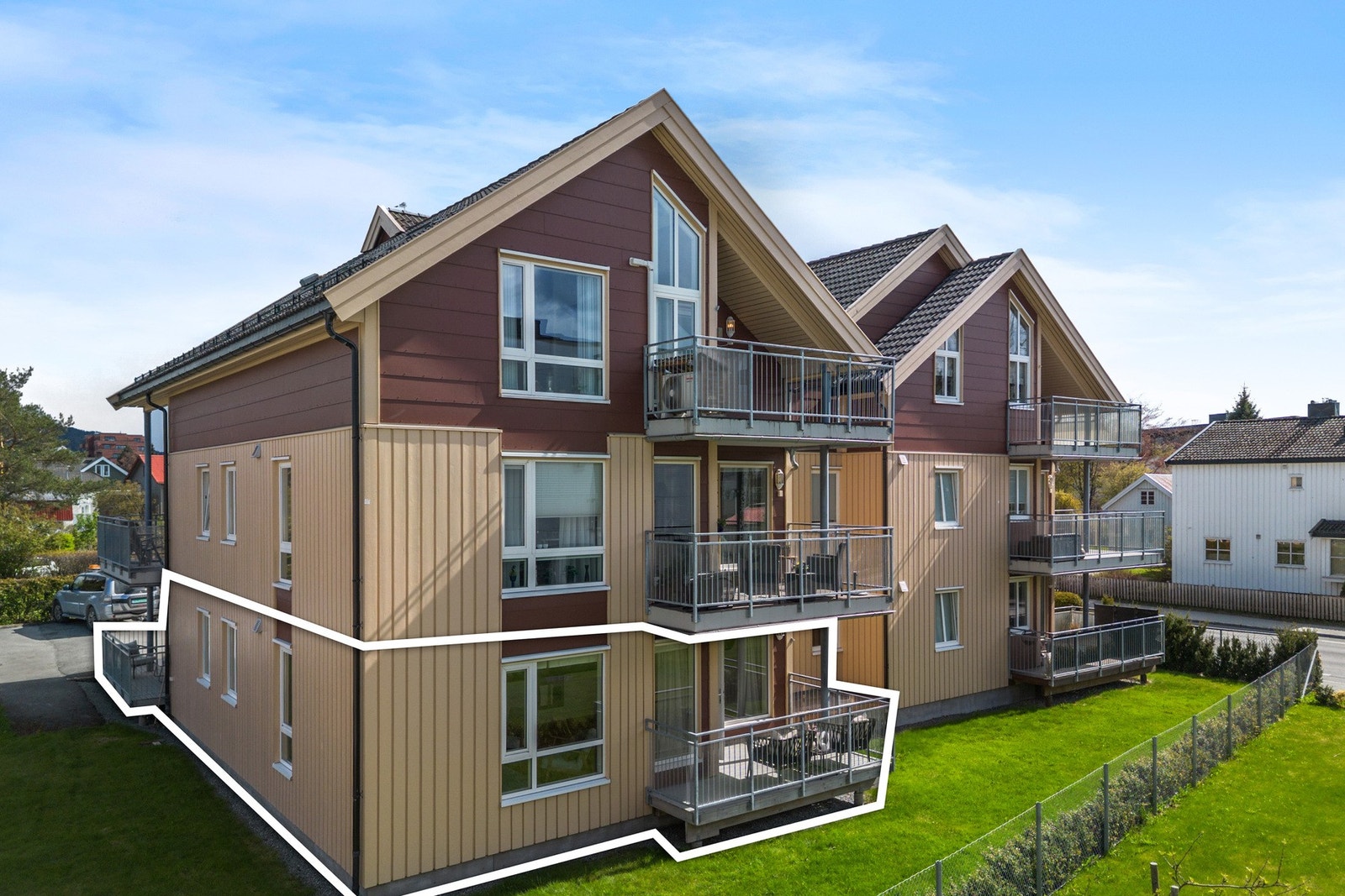 Boligen ligger i 1.etasje, som gir en praktisk og enkel adkomst til leiligheten. Galleribilde