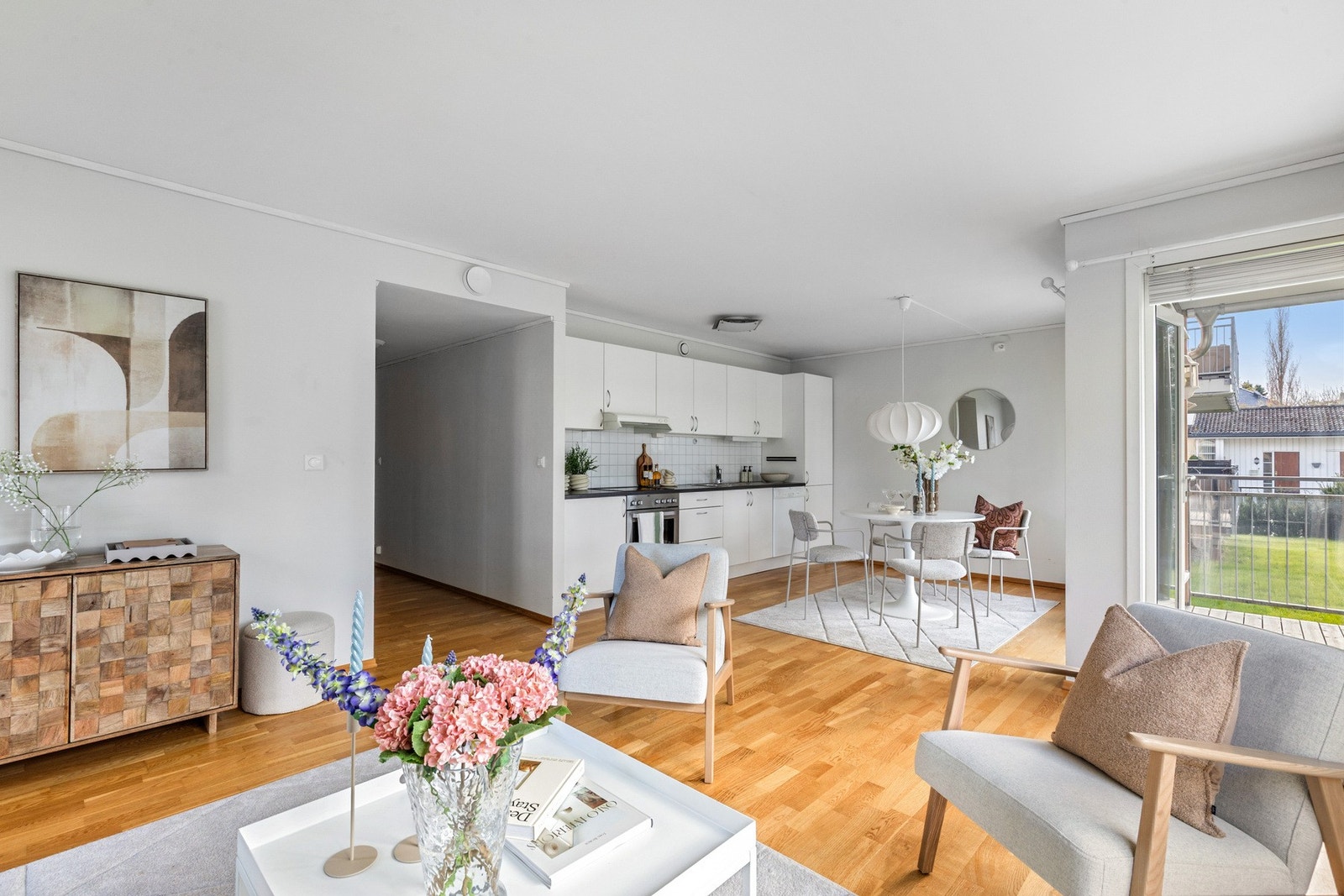Praktisk åpen stue/kjøkken løsning. Galleribilde