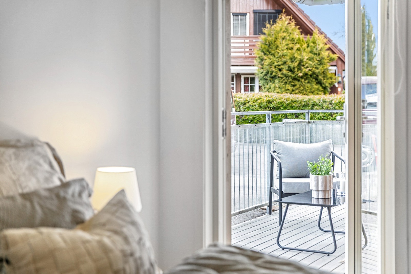 Fra hovedsoverommet har man utgang til terrasse med morgen/formiddagssol. Galleribilde